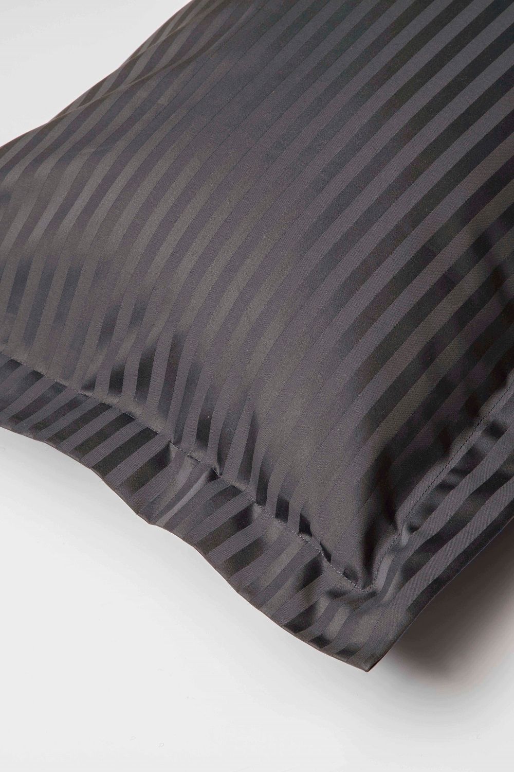 Belledorm Hotel Suite Satin Stripe 540 Thread Count Oxford Pillowcase in Charcoal