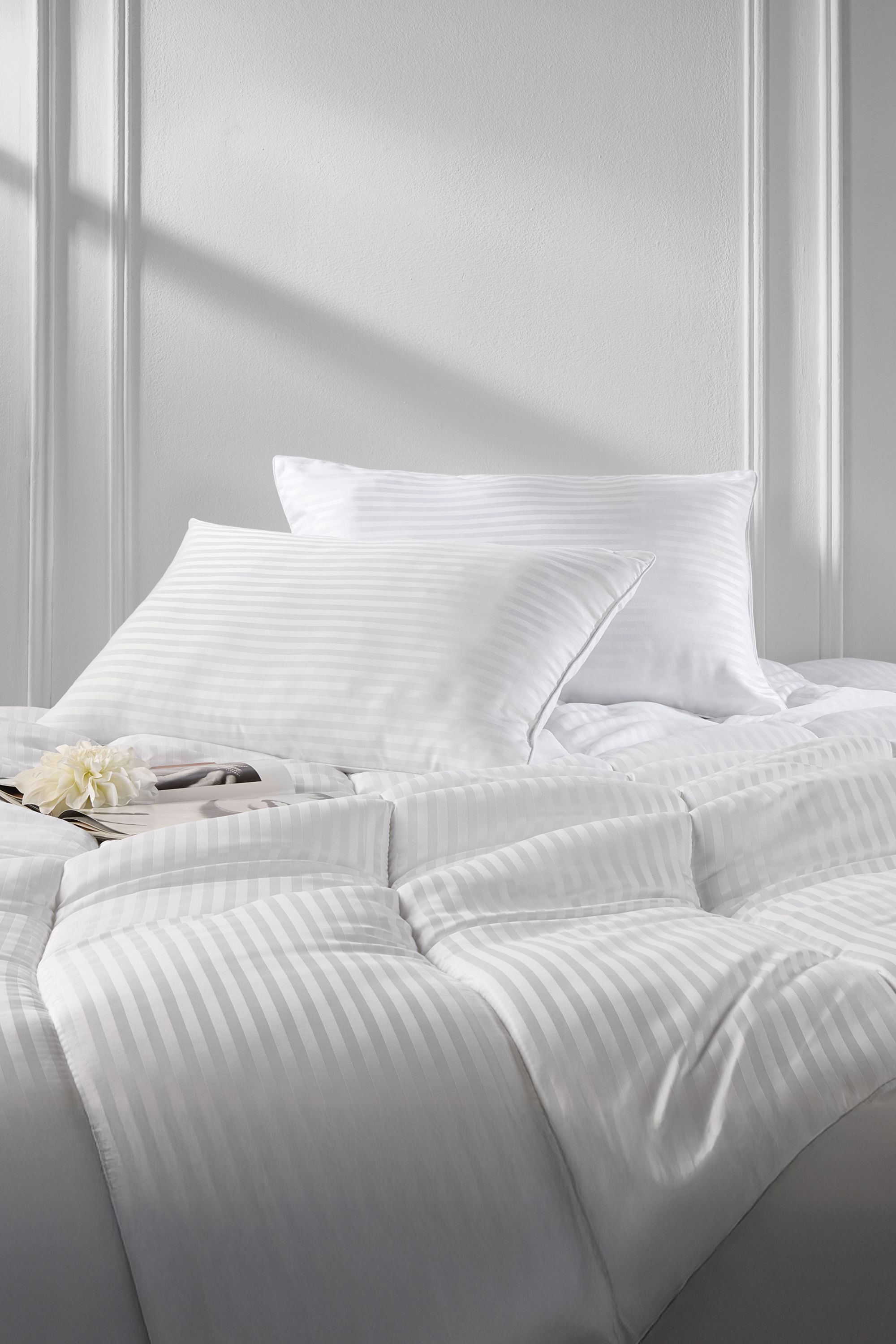 Snuggledown Hotel Quality 4.5 Tog Summer Duvet With 2 Pillows in White