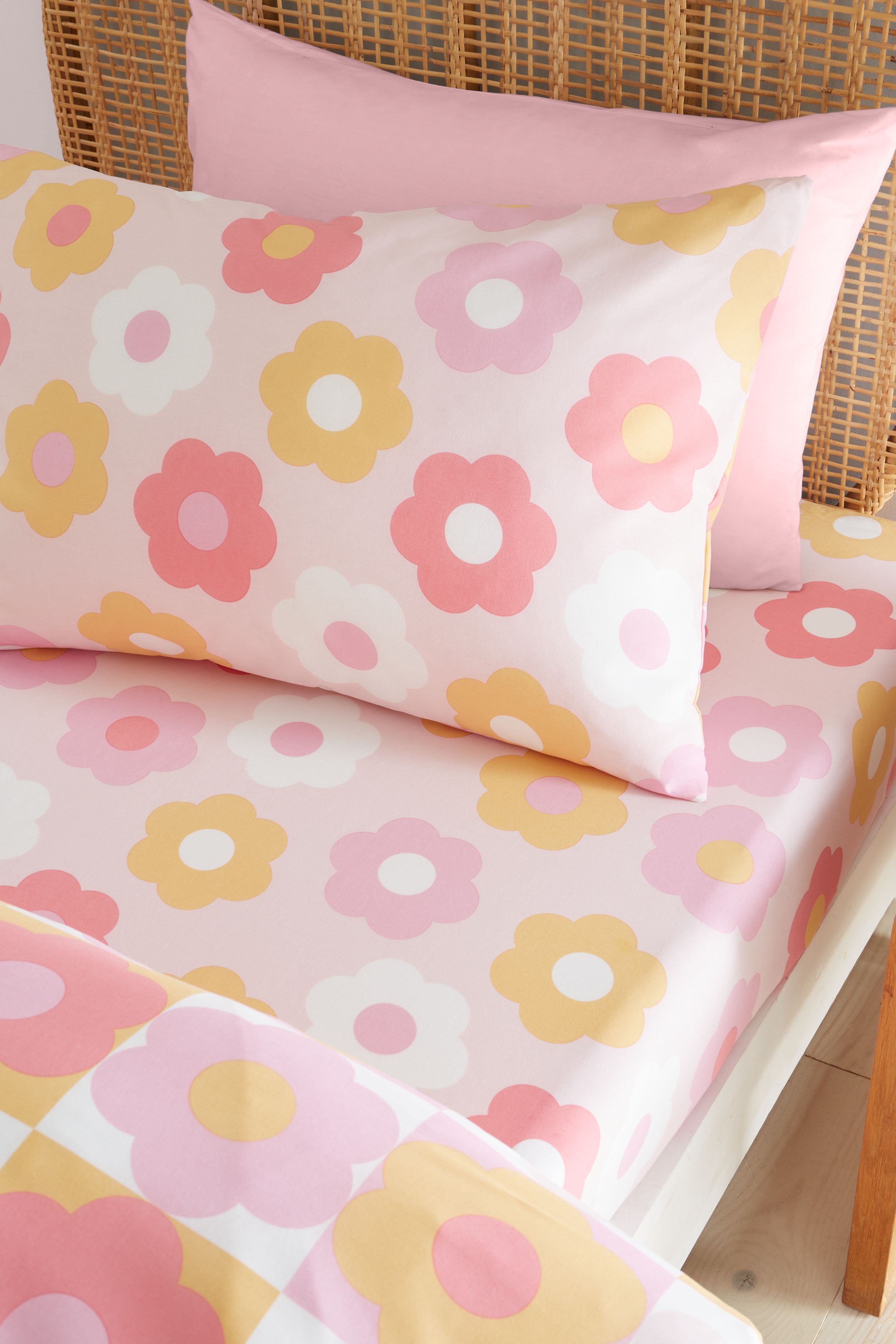 Catherine Lansfield 'Retro Daisy' Fitted Sheet in Pink