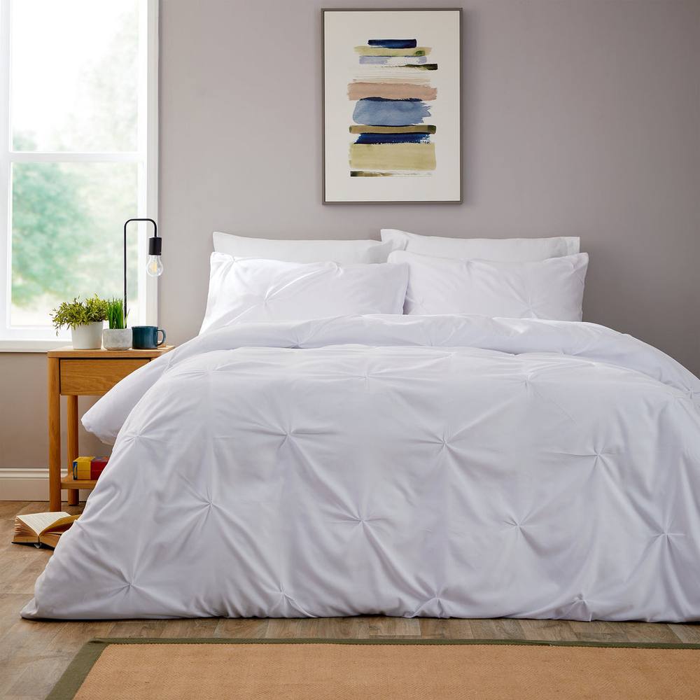 New Edge Blinds Pintuck Duvet Set in White