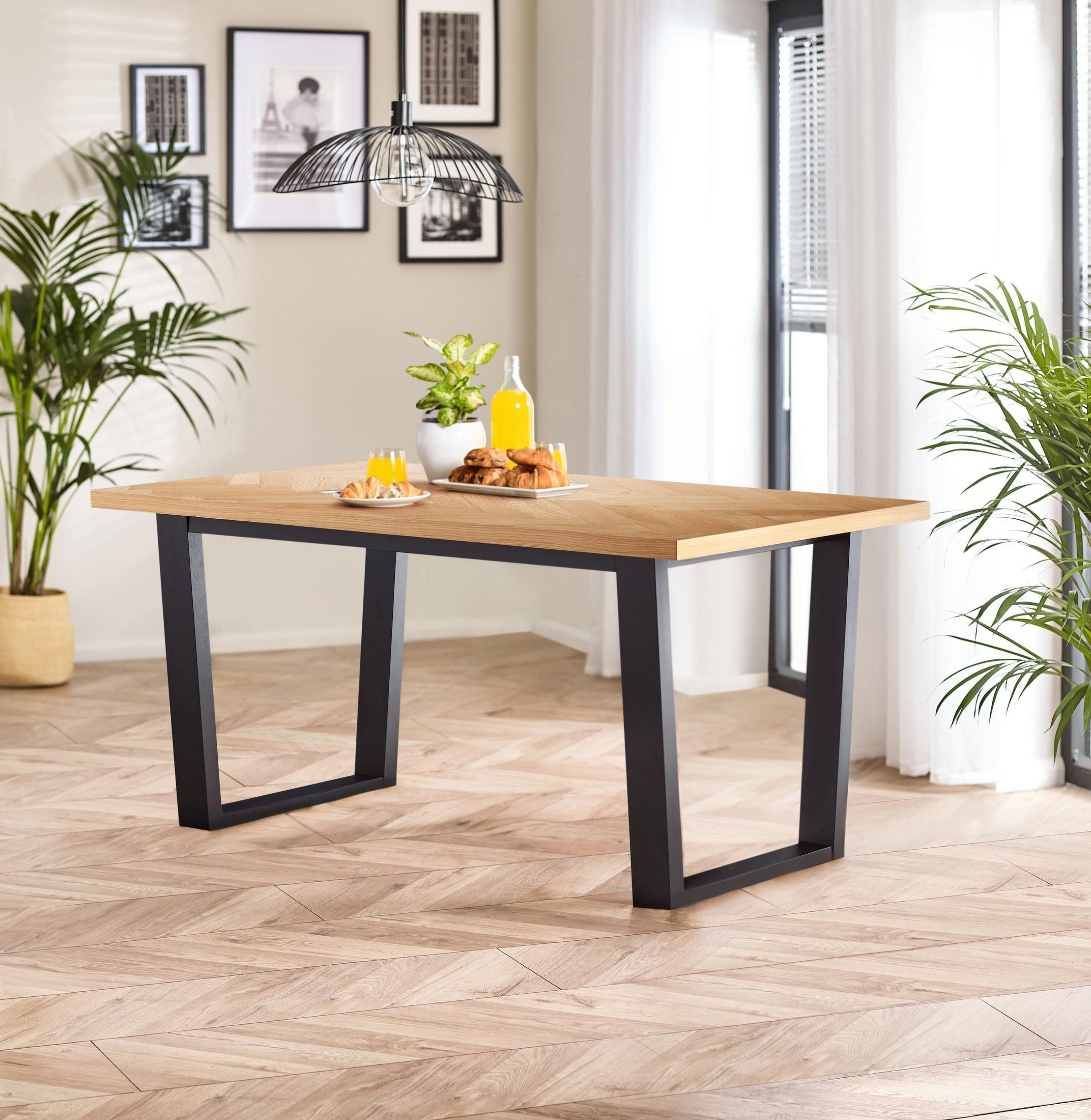 FurnitureboxUK Cotswold Rectangular 6-Seater Oak Coloured Wooden Dining Table With Black Wooden Legs in Light Oak