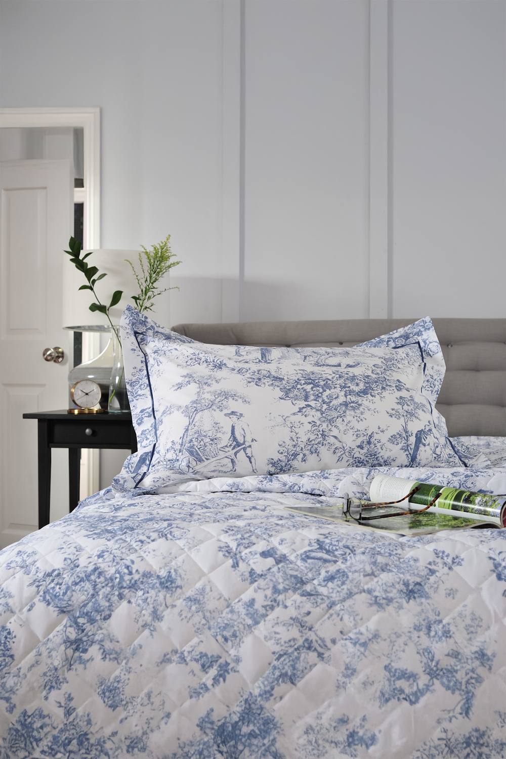 The Lyndon Company Toile De Jouy Luxurious 200 Thread Count Oxford Pillowcase Pair in Blue