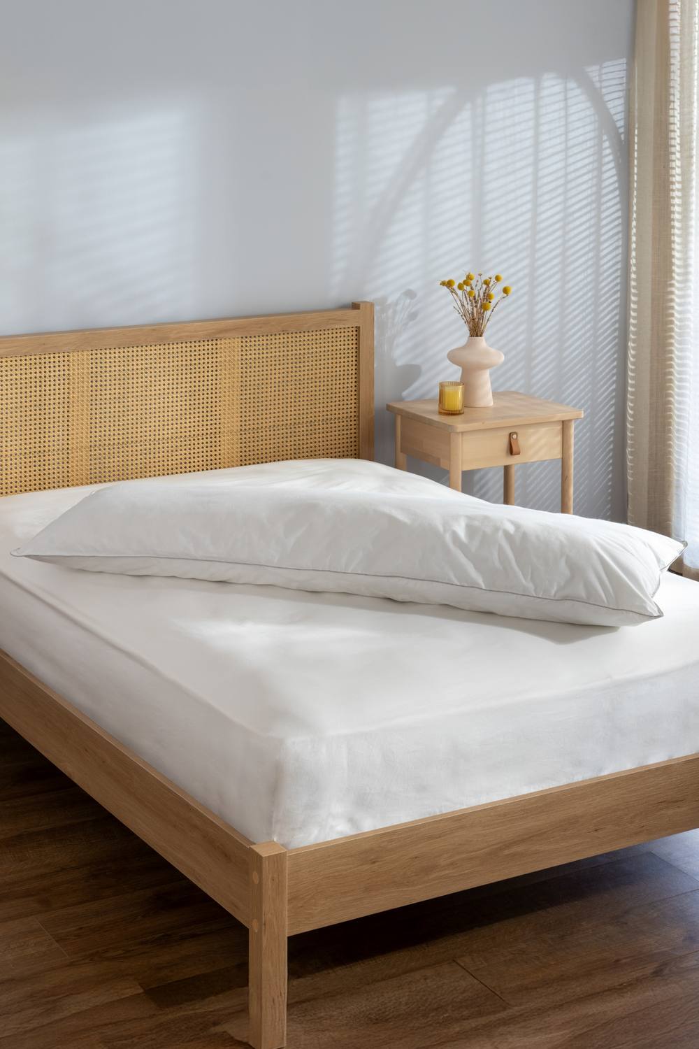 Soak&Sleep Soft as Down Body Pillow & Pillowcase Soft/Medium in White
