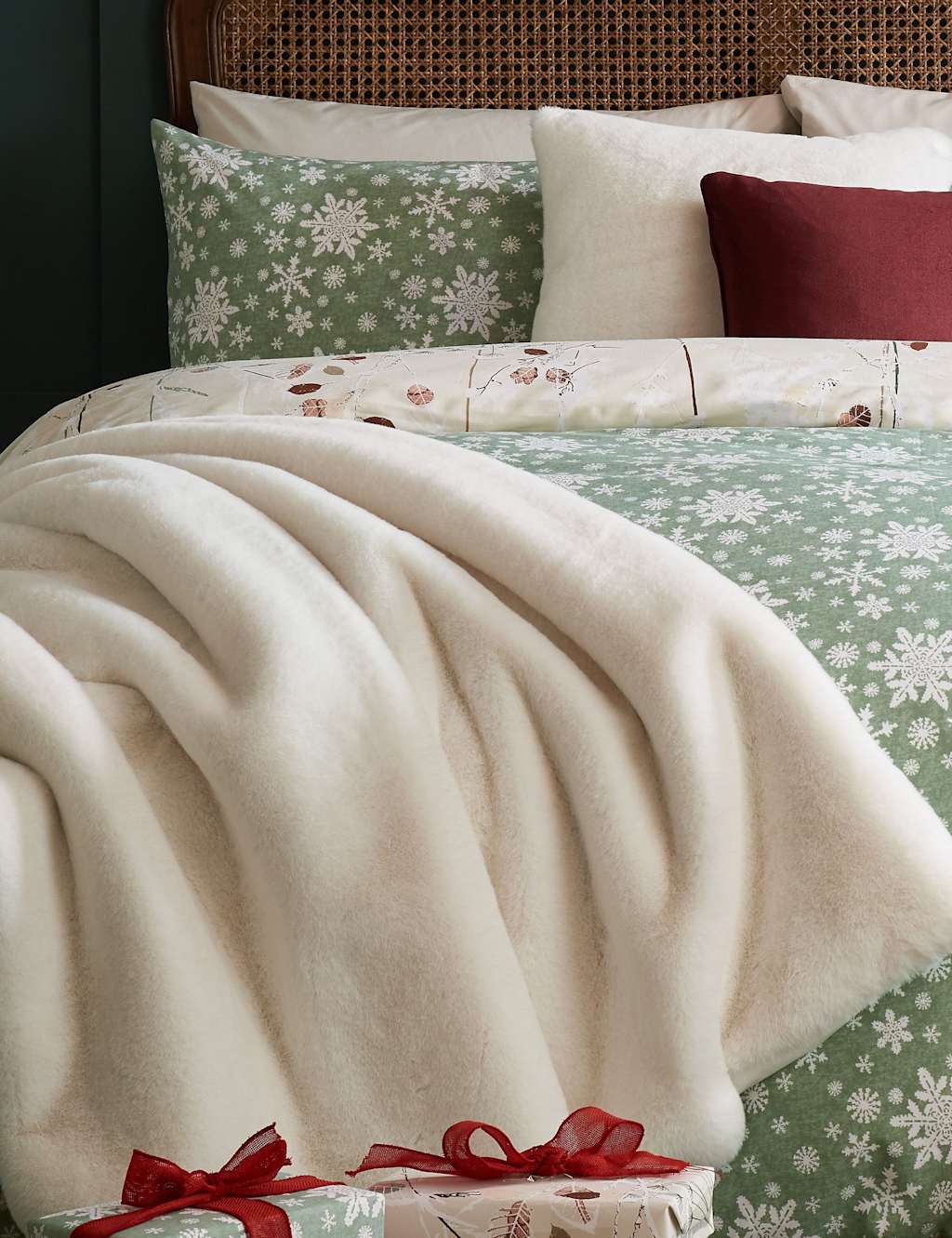 LAURA ASHLEY HOME Faux Fur Newland Throw White