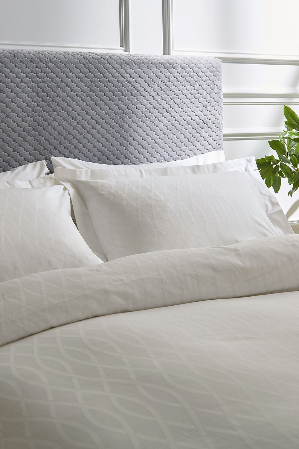 1951 'Ravello' Luxury 250 Thread Count Cotton Duvet Cover Set in Off-White 2