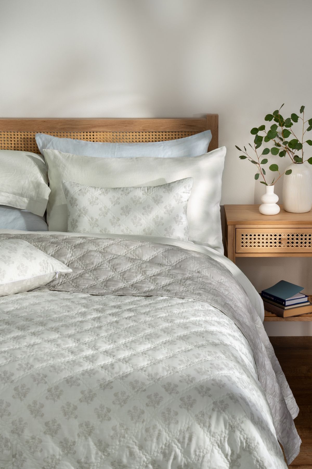Soak&Sleep Reversible Floral Print Bedspread in Natural