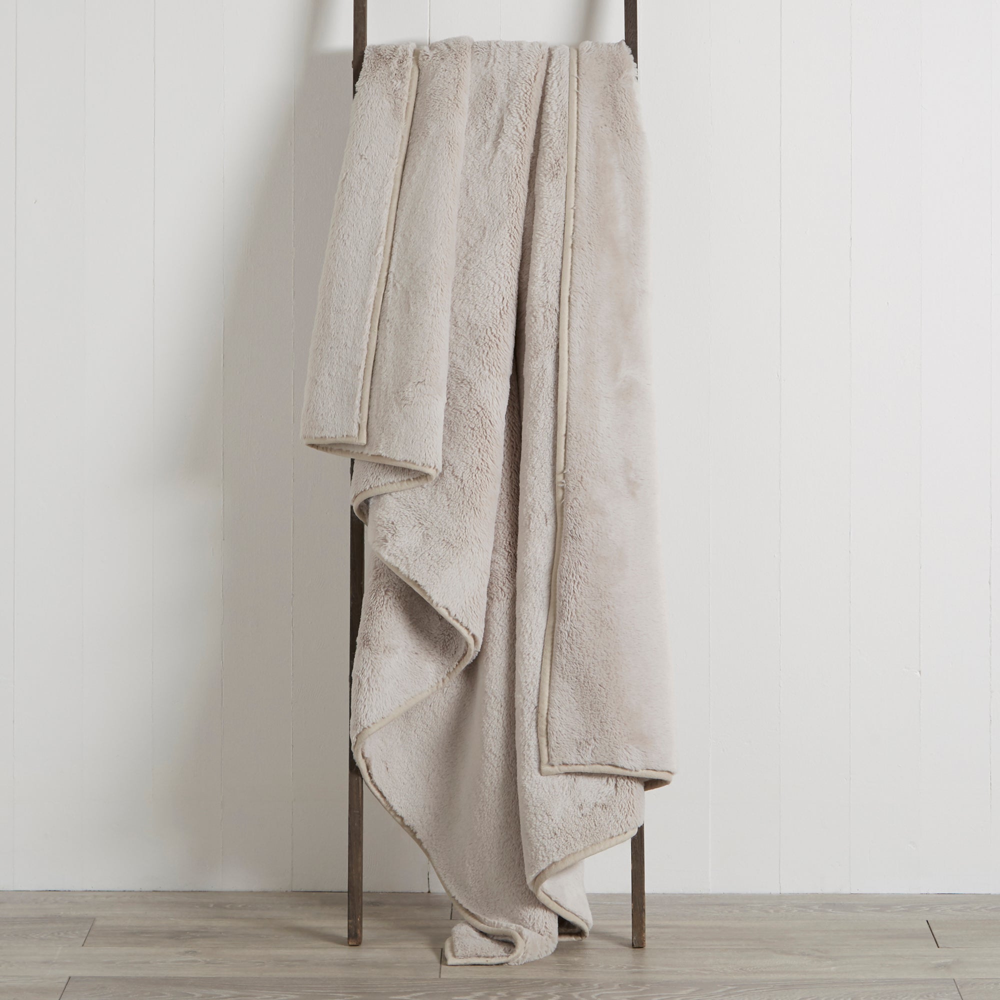 Aspen Plush Faux Fur 130cm x 180cm Throw Grey