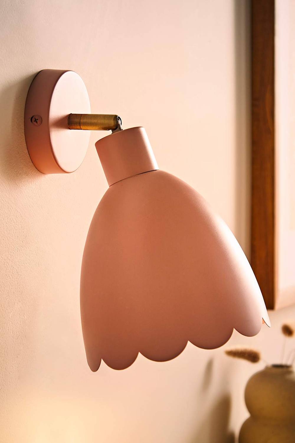 ValueLights Millie Flower Style Scallop Adjustable Wall Light with Bulb in Pale Pink