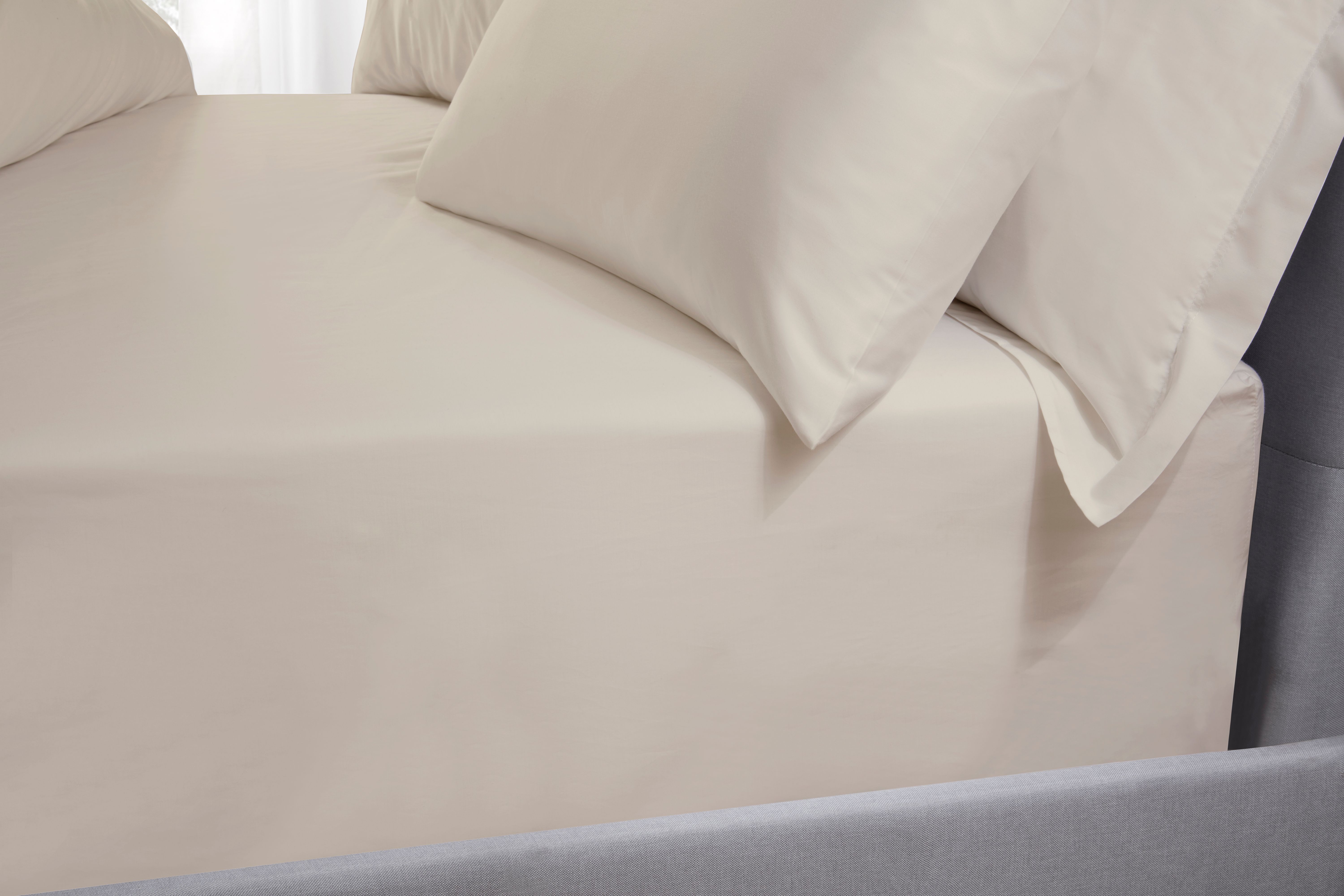The Linen Consultancy 'TLC 5 Star Hotel Concept' 500TC Cotton Sateen Fitted Sheet in Cream