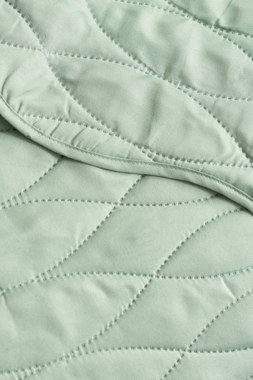 Catherine Lansfield 'Scallop Waves' Quilted Bedspread in Green 2