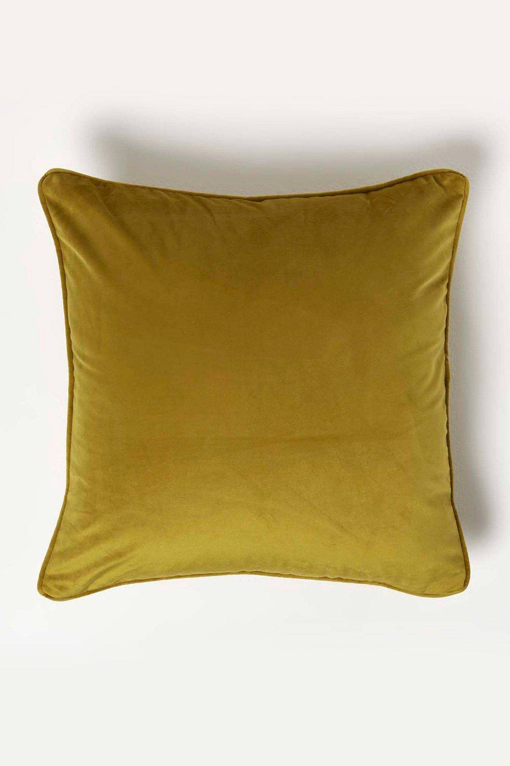 Homescapes Filled Velvet Cushion with Piped Edge 46 x 46 cm in Gold