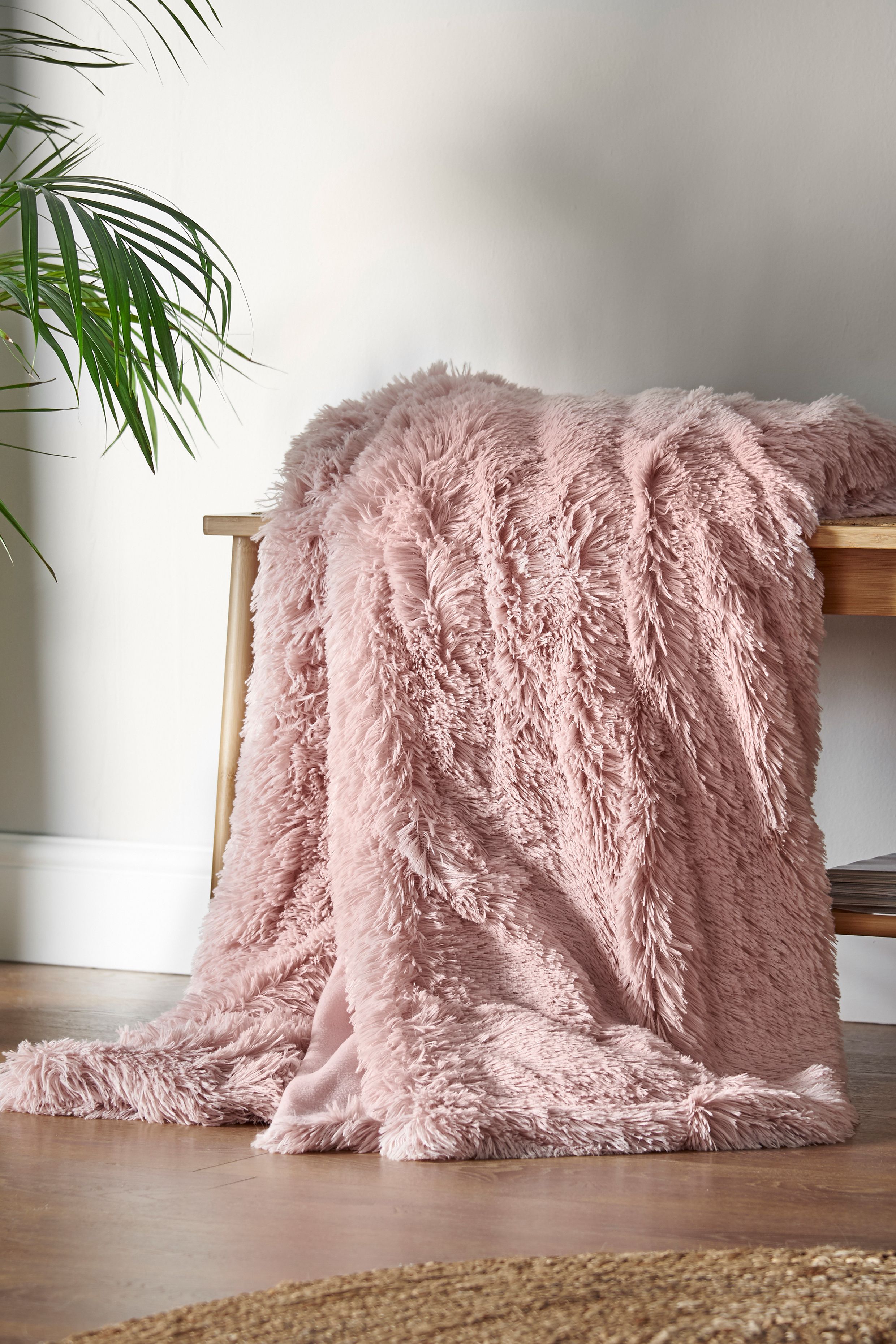 Catherine Lansfield 'Cuddly' Blanket Throw in Pink