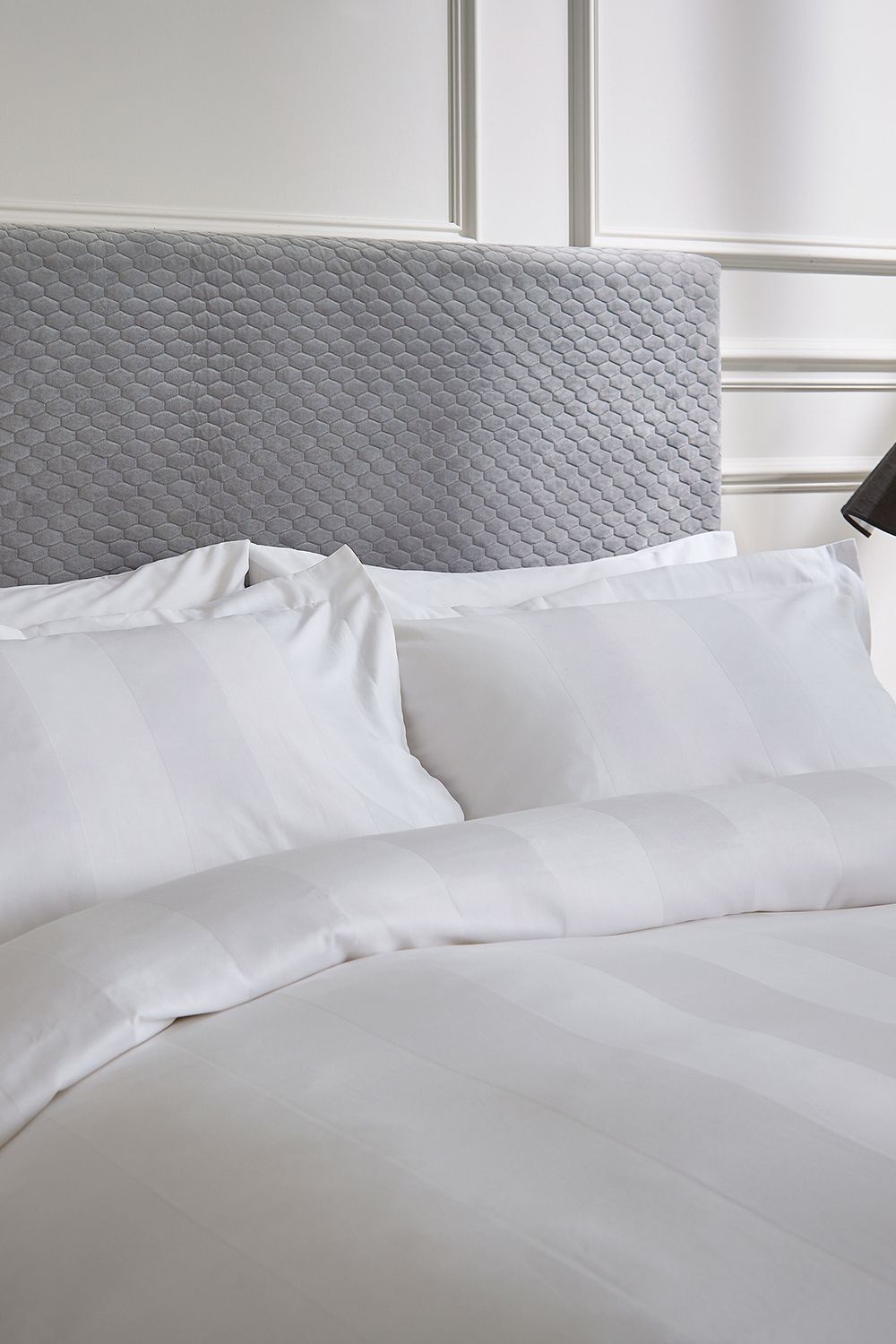 1951 'Serra' Luxury Satin Stripe 250 Thread Count Sateen Duvet Cover Set in White 2