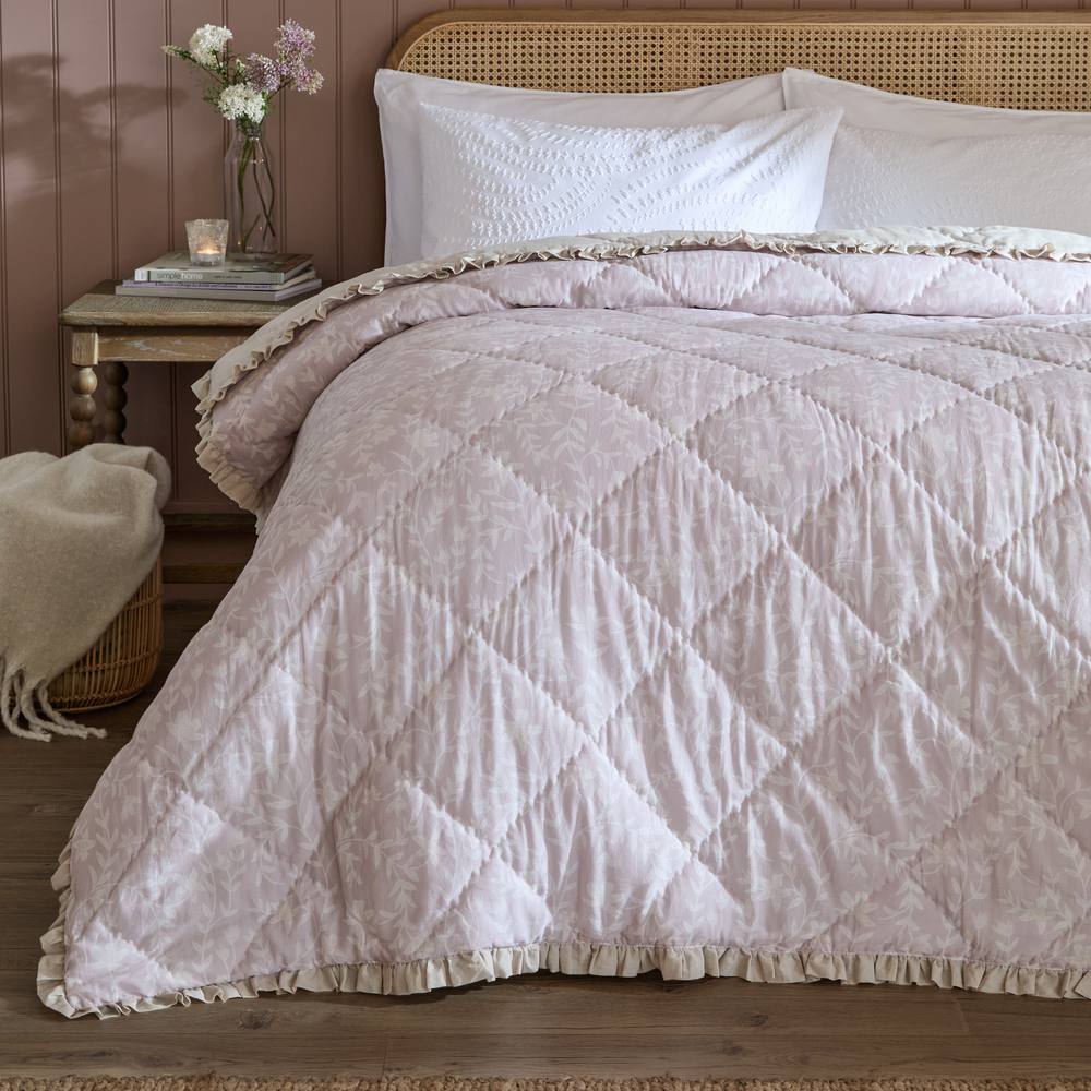Wylder Amelia 100% Cotton Floral Quilted Bedspread in Pink