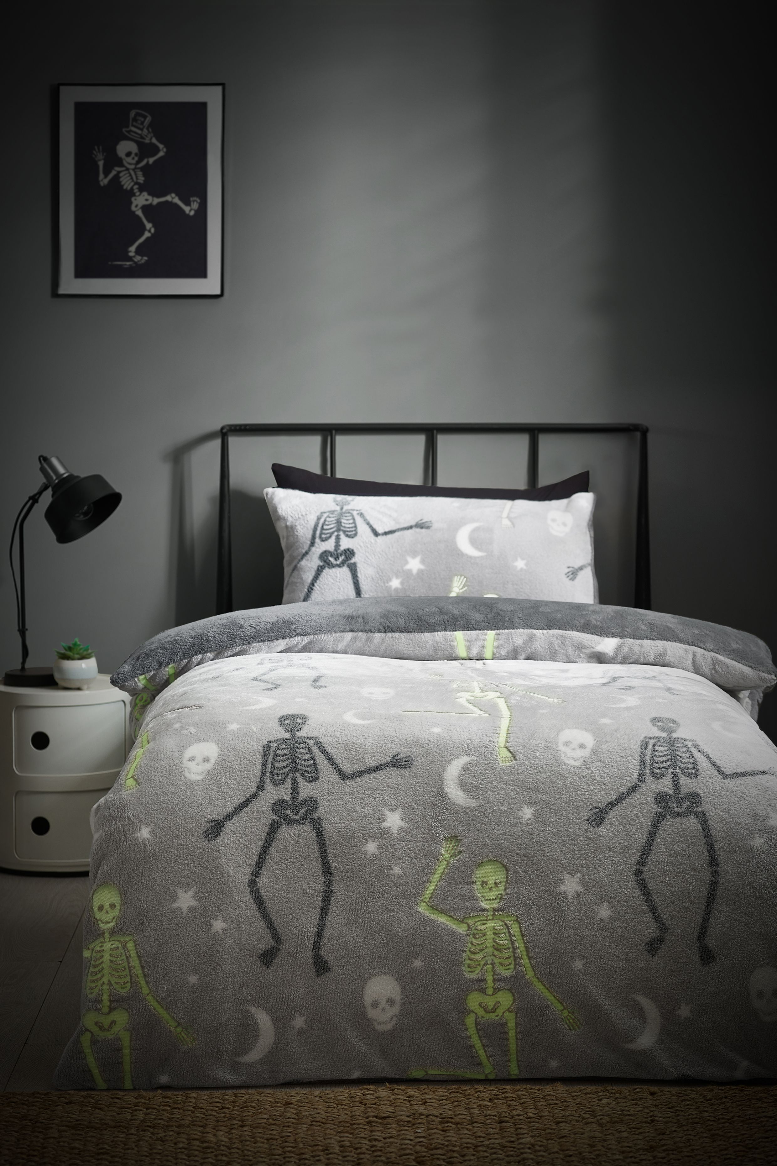 Catherine Lansfield 'Skeleton Fleece' Glow in the Dark Duvet Cover Set in Grey 2