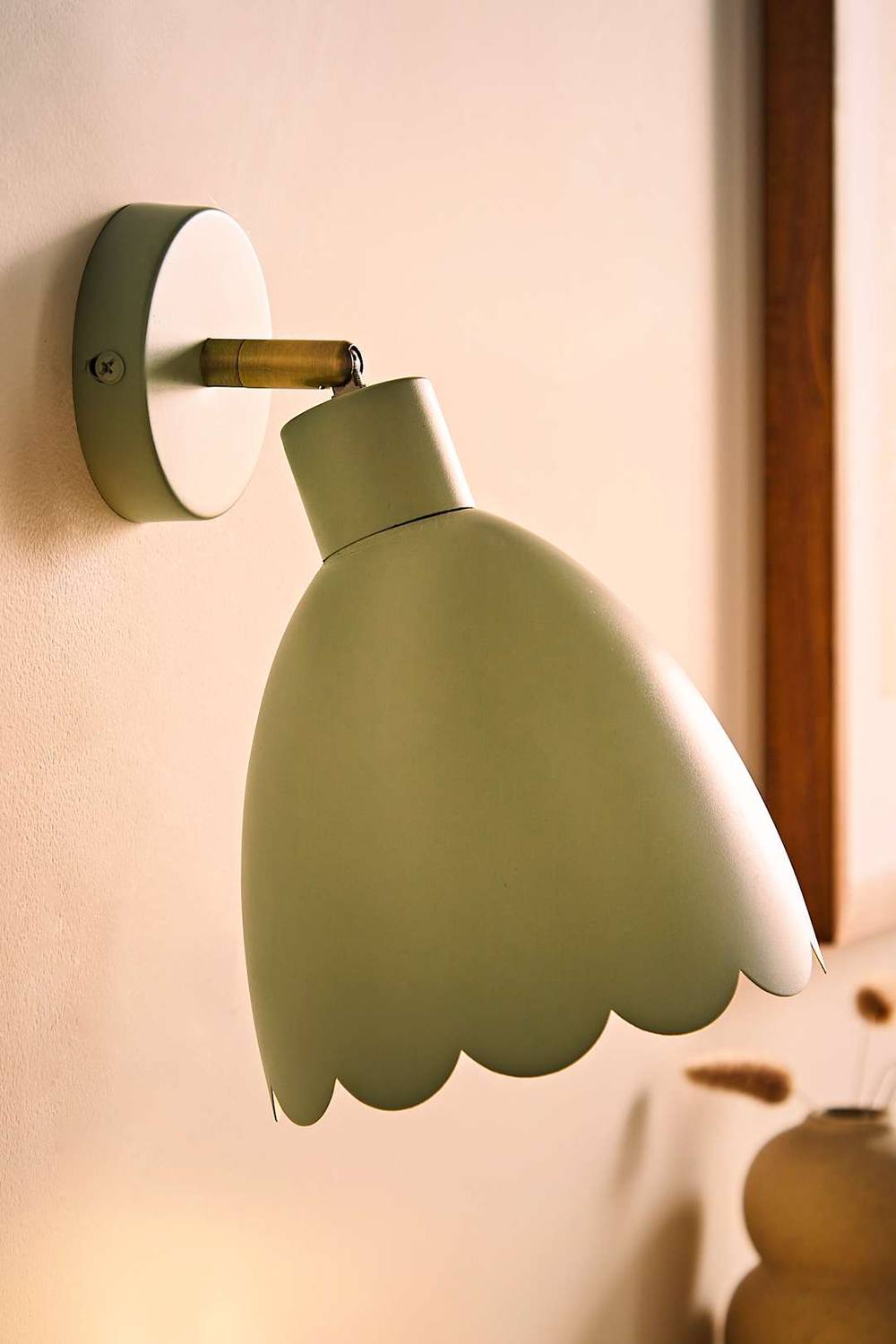 ValueLights Millie Flower Style Scallop Adjustable Wall Light with Bulb in Pale Green