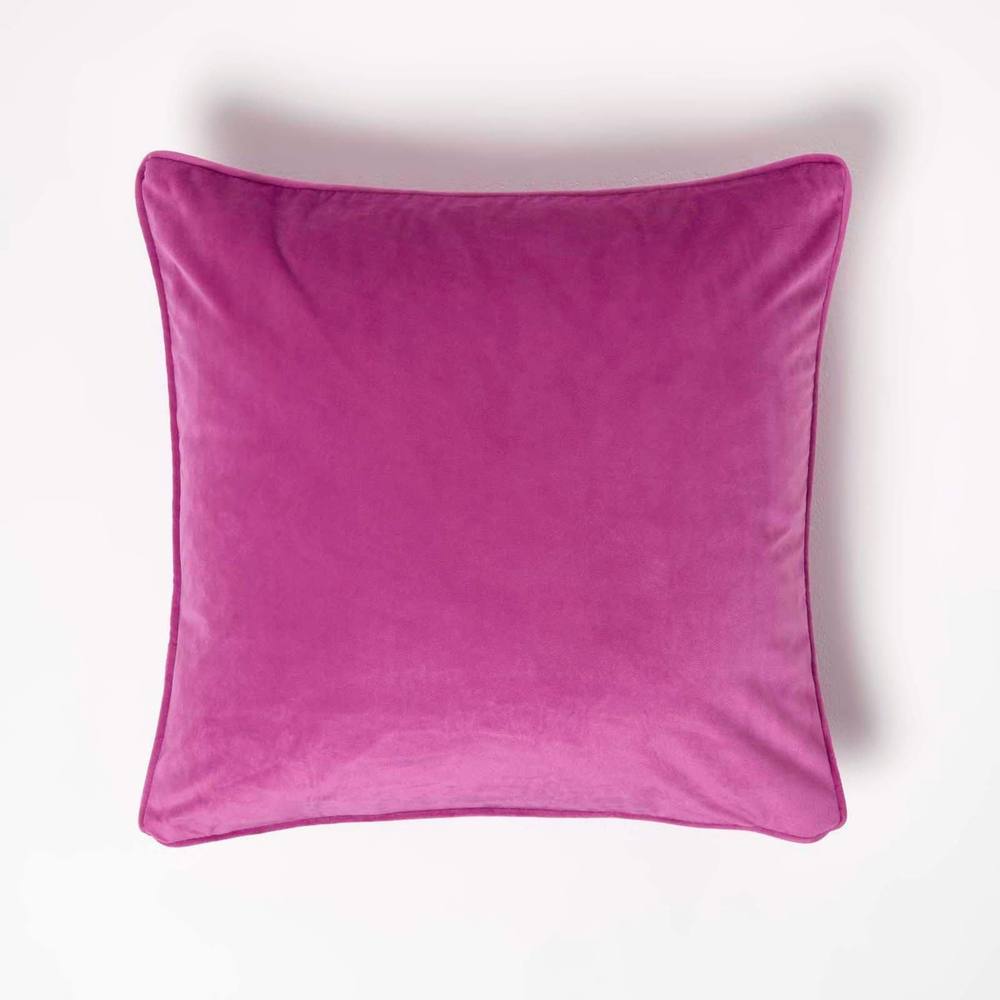 Homescapes Filled Velvet Cushion with Piped Edge 46 x 46 cm in Pink