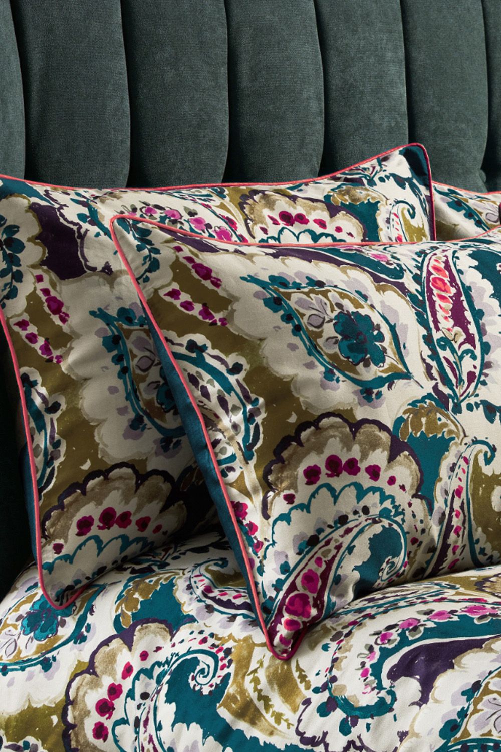 Edinburgh Weavers Aretha Paisley 200 TC Premium Cotton Sateen Piped Pair of Pillowcases in Teal