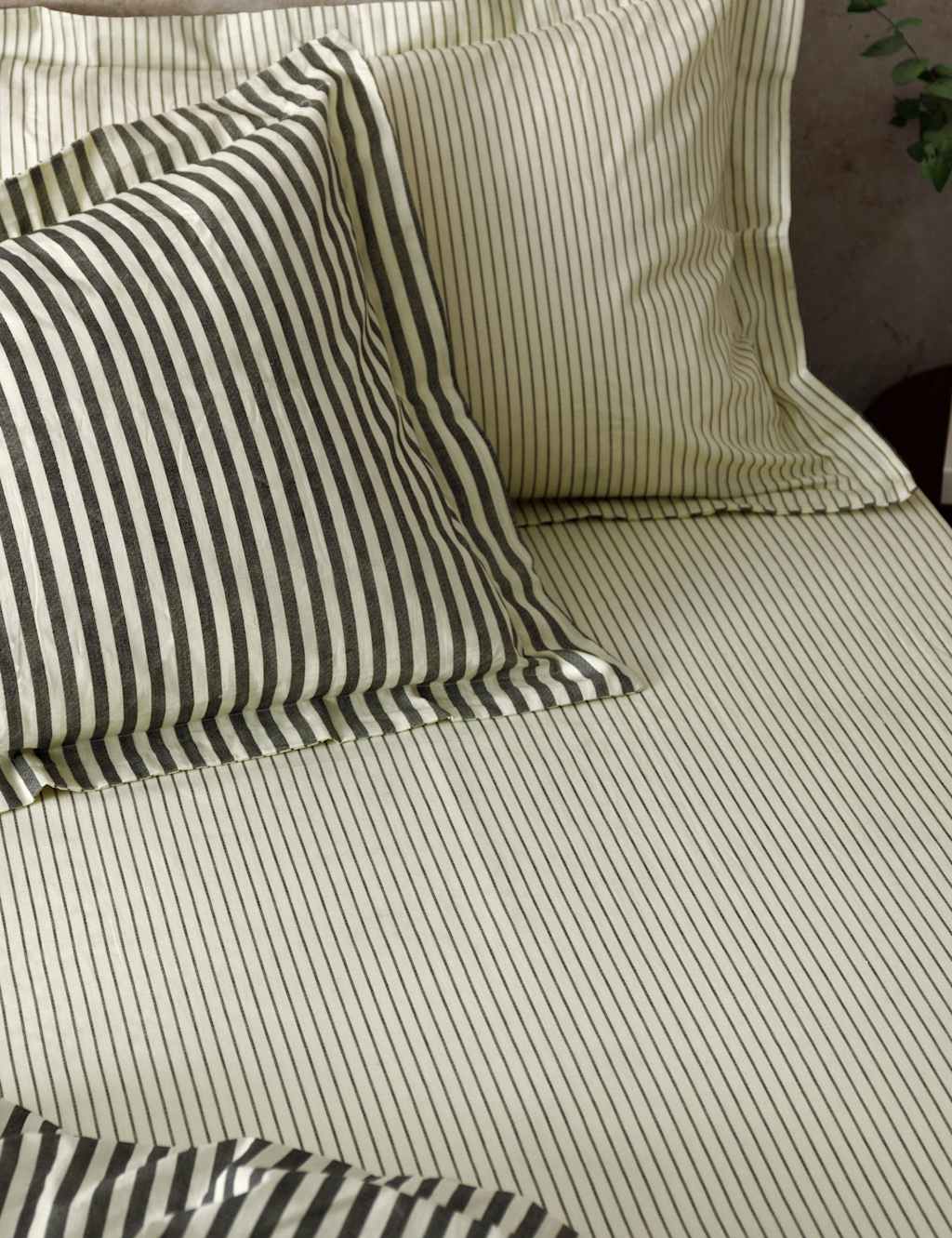 YARD Pure Cotton Hebden Striped Fitted Sheet Black