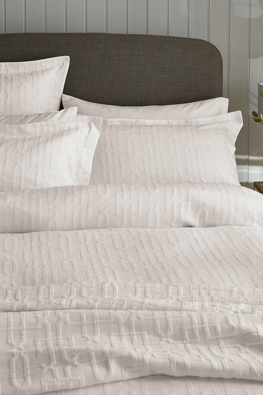 Sanderson 'Hampton Trellis' Oxford Pillowcase in White 2