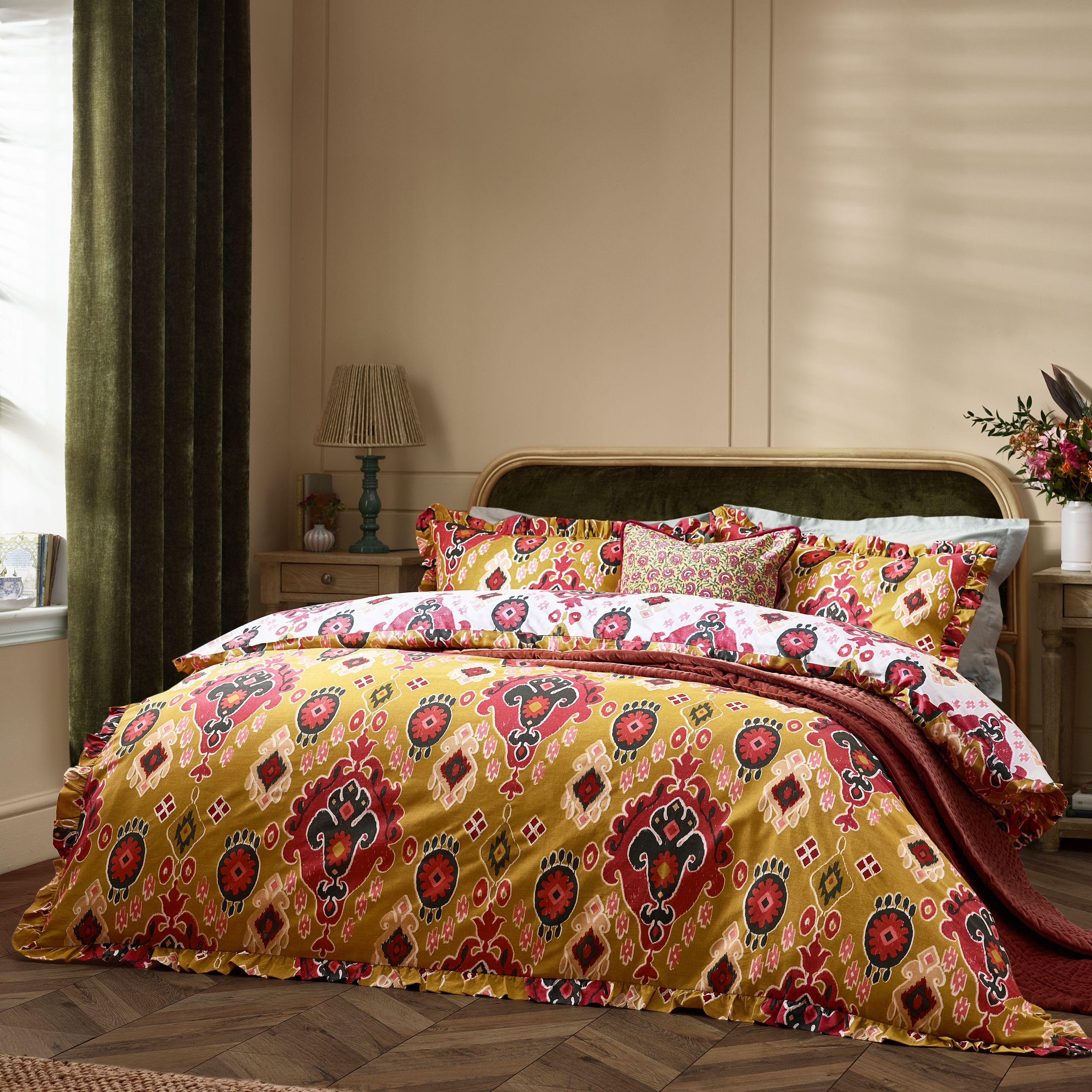 Paoletti Dawson Ikat Reversible Duvet Set in Amber