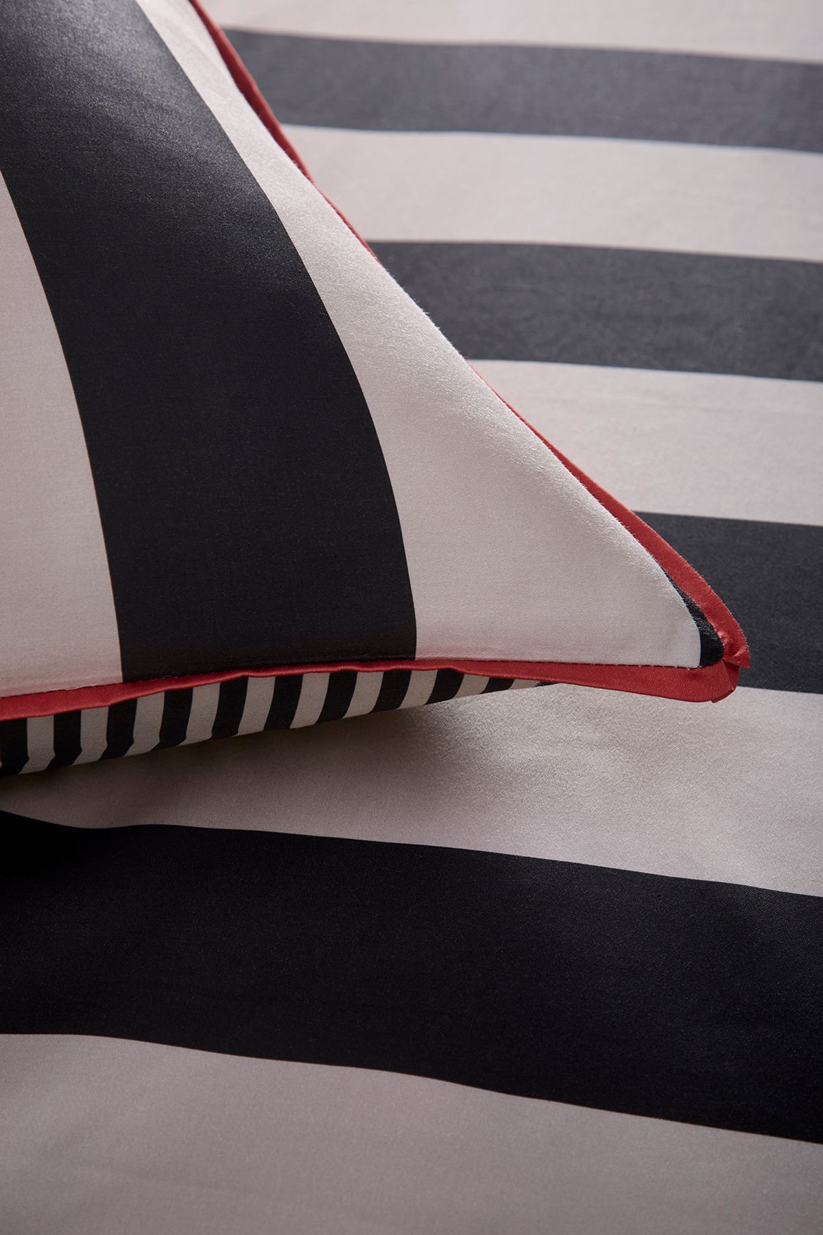 Laurence Llewelyn-Bowen 'Festivo Circus Stripe' Striped Print 100% Cotton Duvet Cover Set in Black 3
