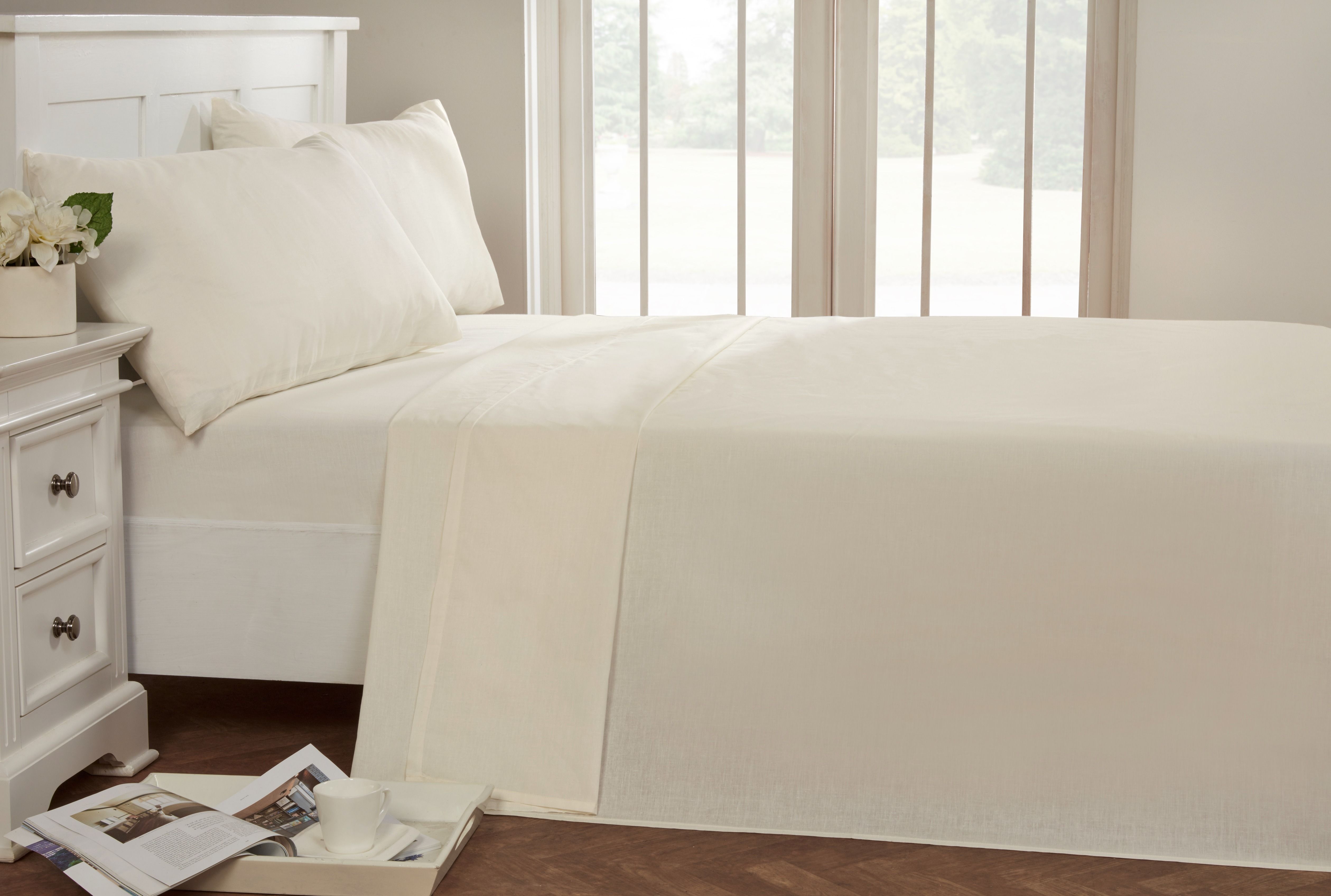 Rapport Home 56P Polycotton Housewife Pillowcase Pair (75 x 50 cm) in Cream