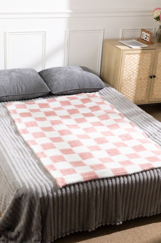 H&O Direct 150 x 200cm Comfortable Soft Checkerboard Plush All Seasons Throw Blanket for Bed & Sofa, Pink