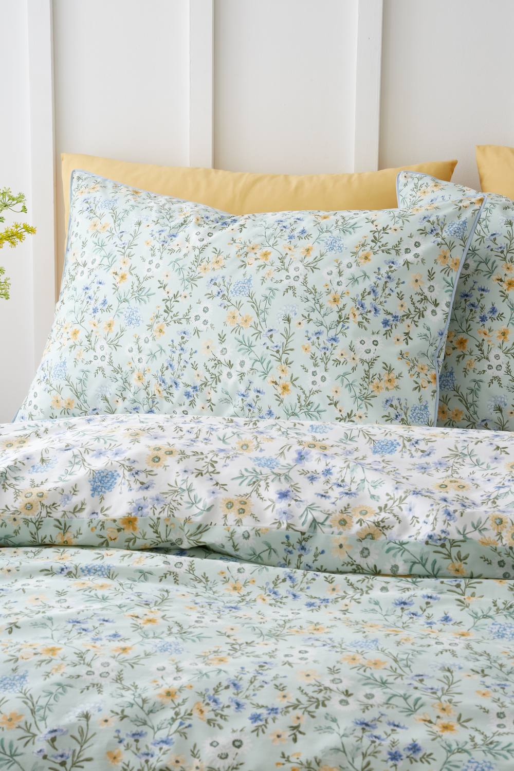 Bianca 'Ditsy Floral' 200 Thread Count Cotton Reversible Duvet Cover Set in Green 3