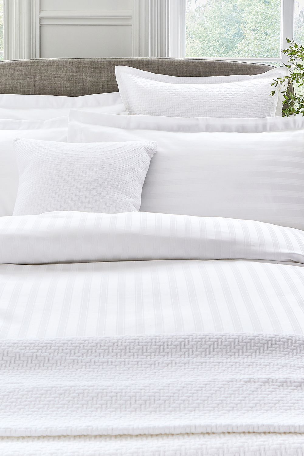 1951 'Adan' Cotton Sateen Duvet Cover in White 2