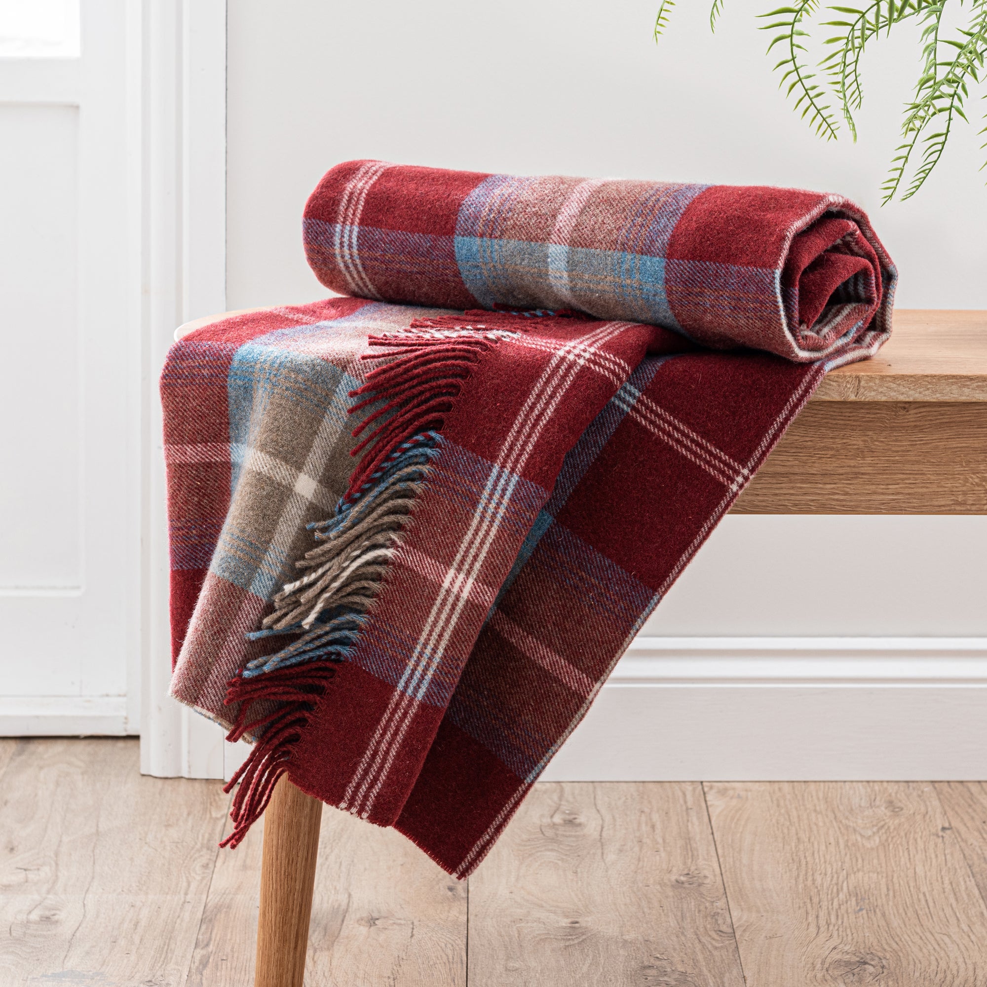 Oswald Red Throw Red/White