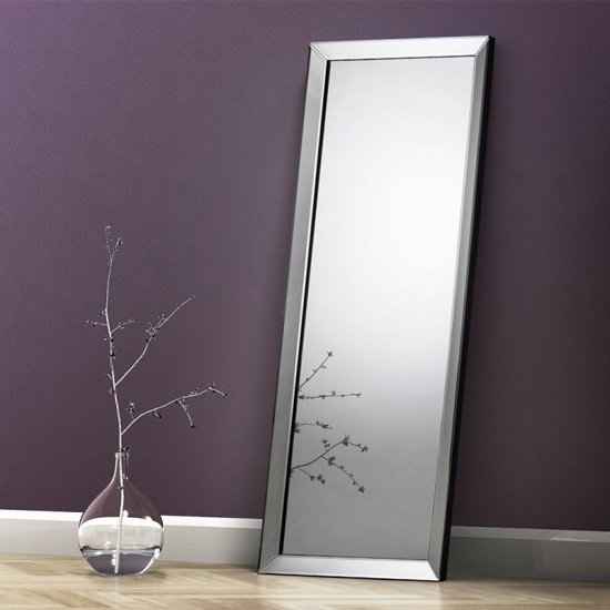 Soprano Lean to Dressing Mirror