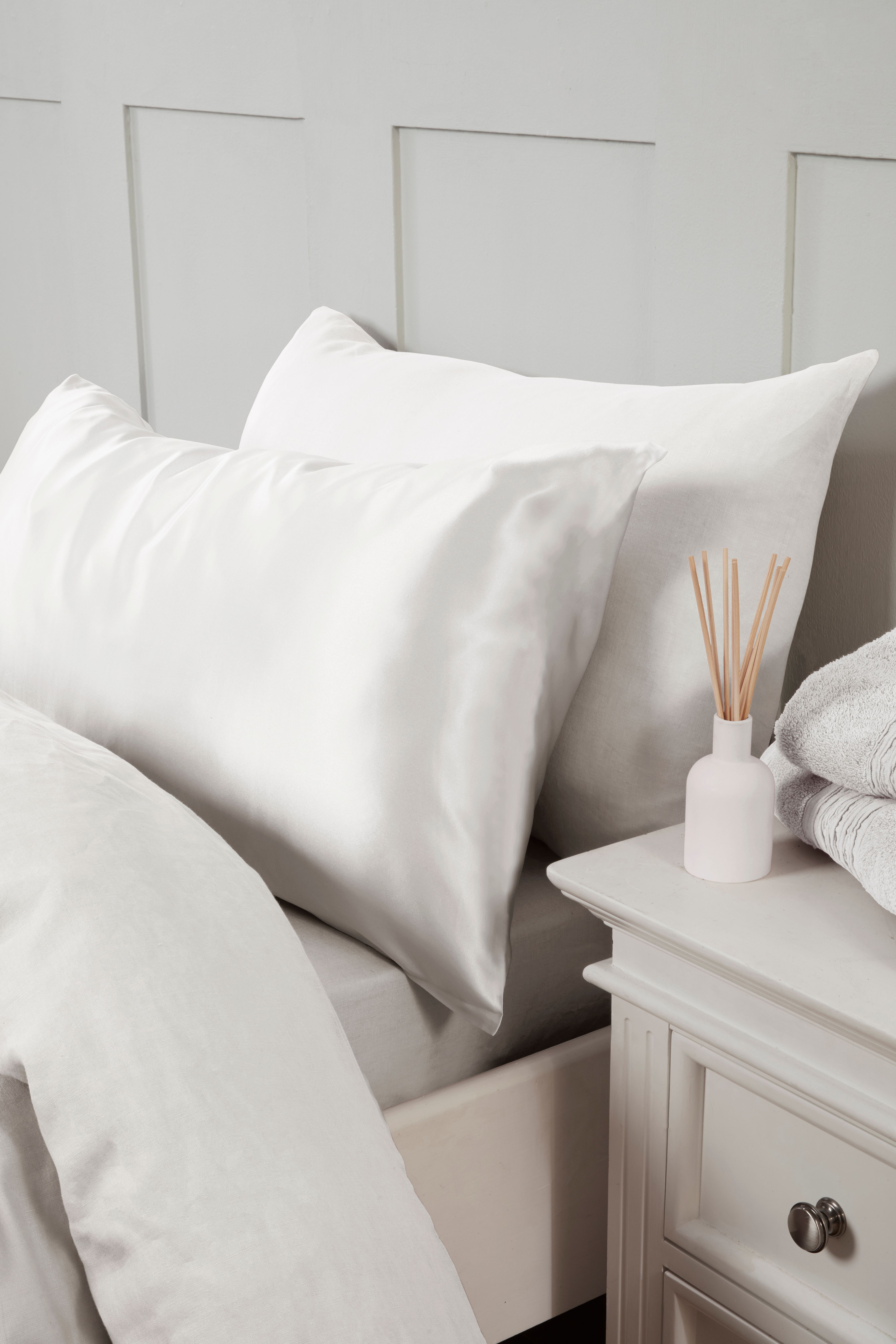 Silky Silks 100% Mulberry Silk Standard Pillowcase in White