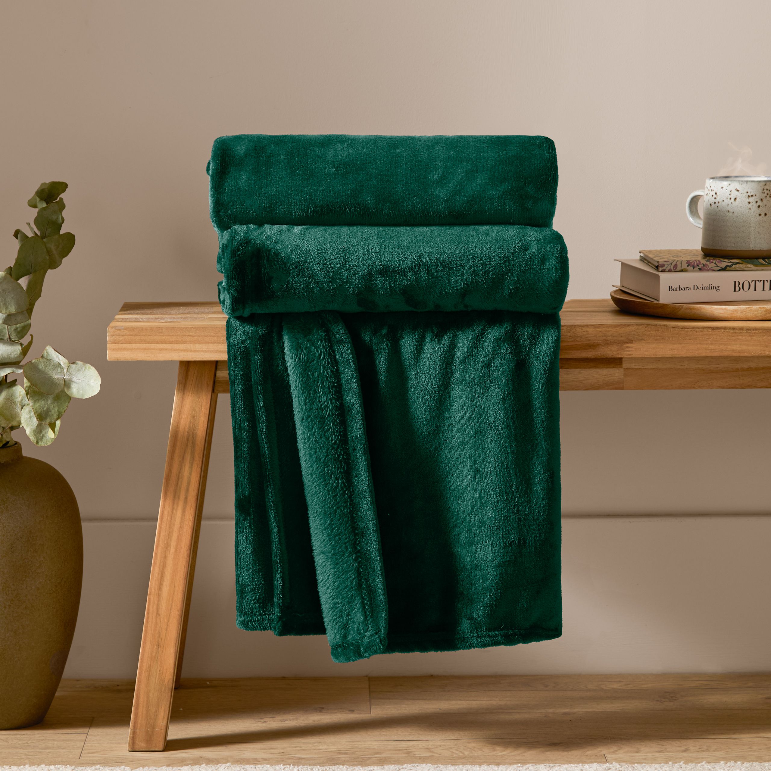 Furn Harrow Fleece Throw in Dark Green