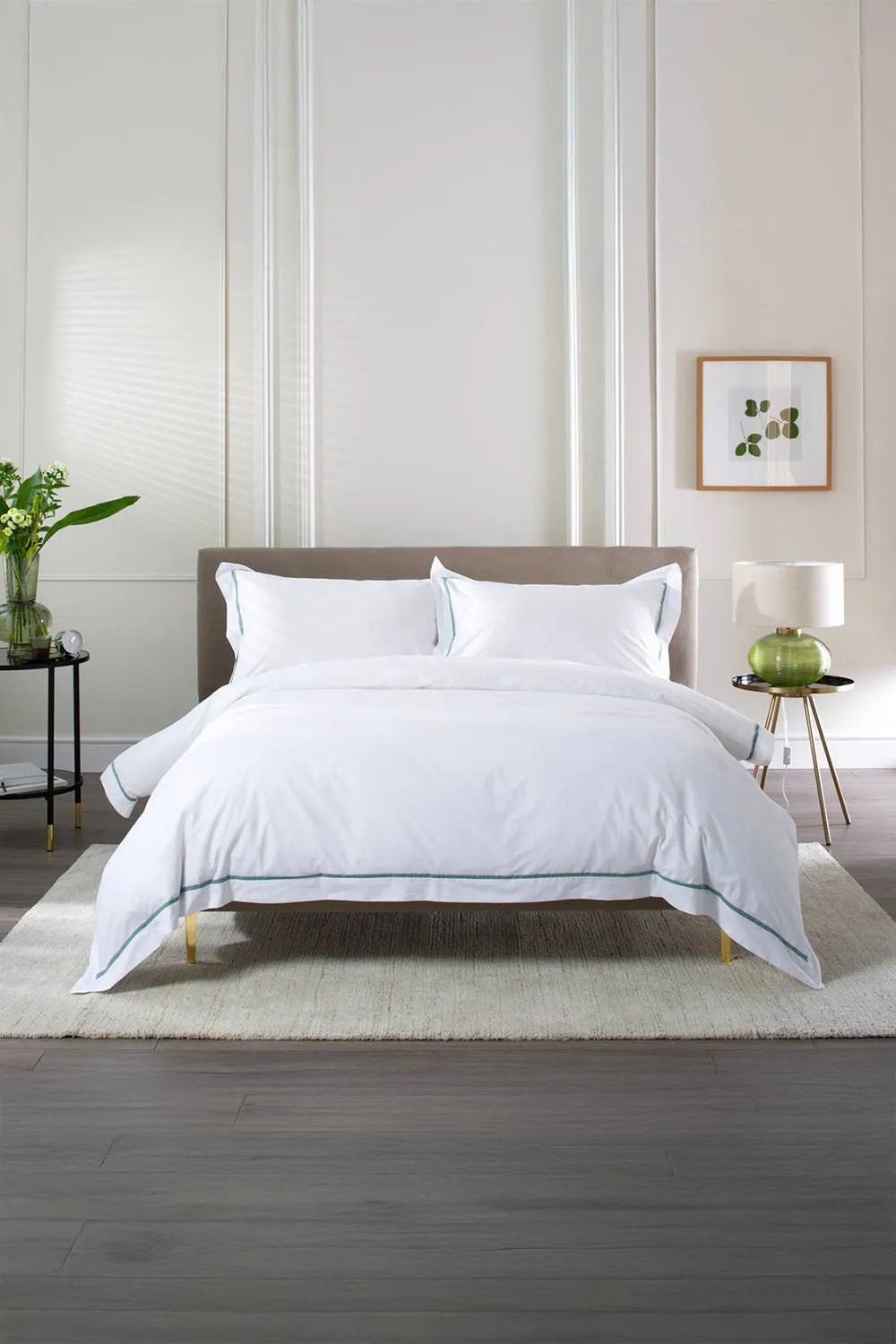 The Lyndon Company Boutique Hotel Hampstead 200 Thread Count Cotton Duvet Cover Set in Green 1
