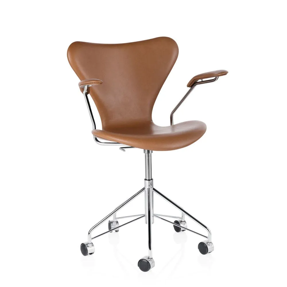 Fritz Hansen Series 7 Swivel Armchair in Walnut Leather 2