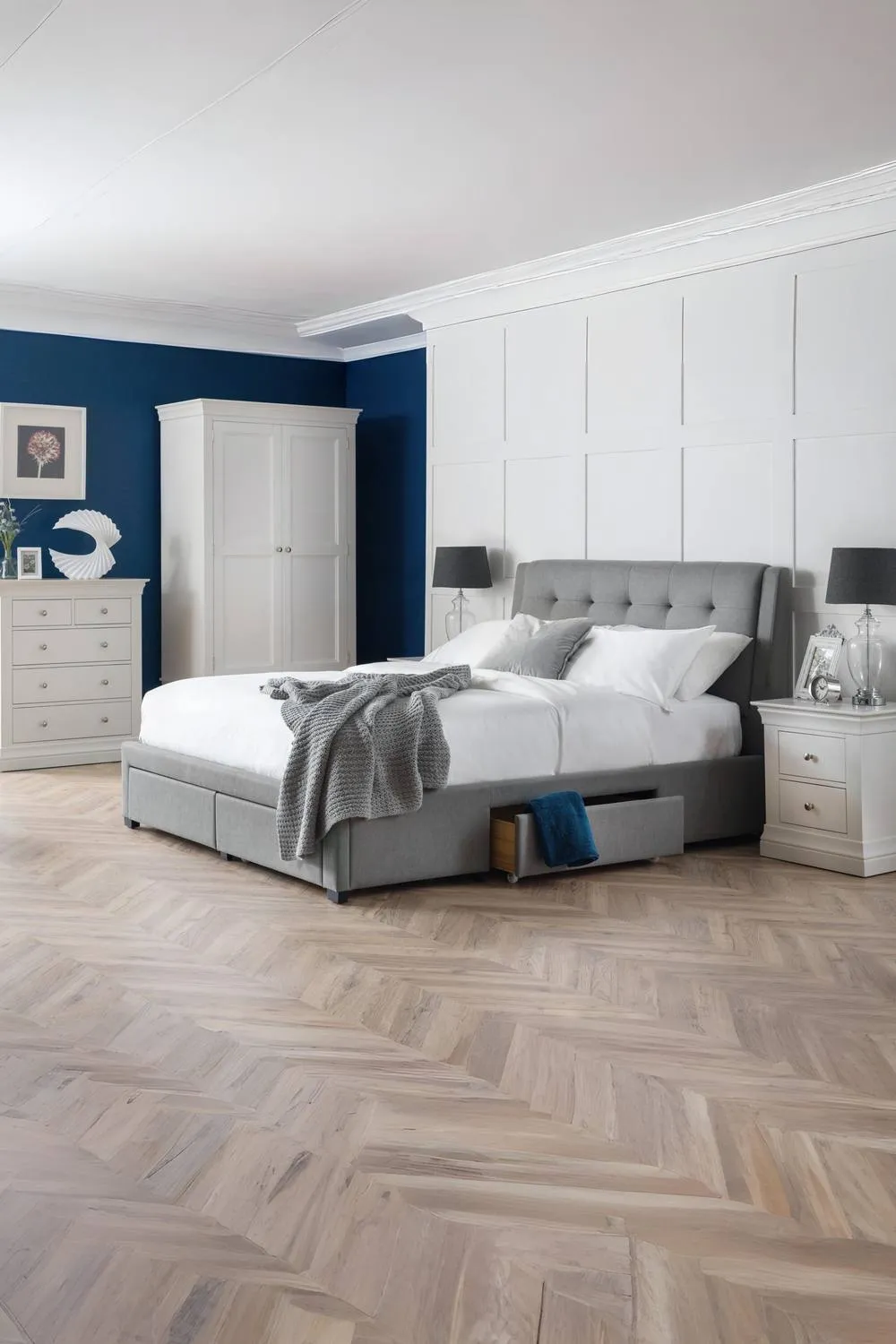 Julian Bowen Clermont 7 Drawer Chest (4+3) in White 3