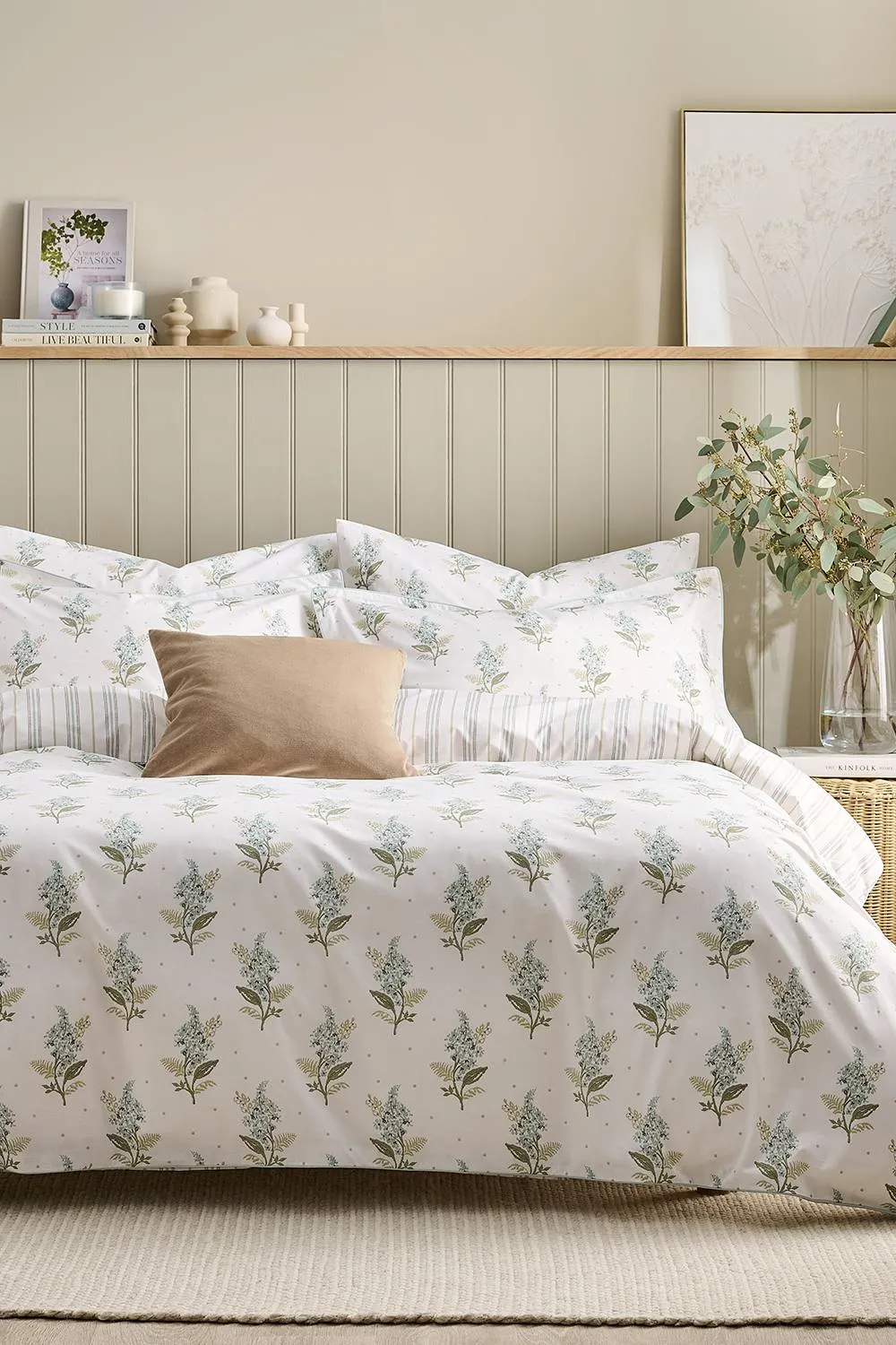 CHRISTY 'Blossom' Floral Striped Reversible Cotton Percale Duvet Cover Set in White 2