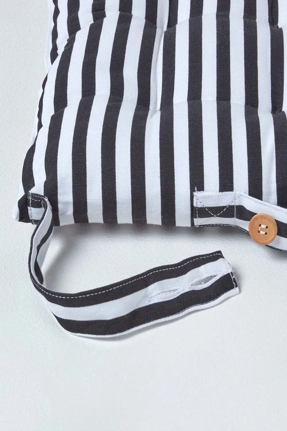Homescapes Set of 4 Black & White Stripe Seat Pad with Straps 40 x 40 cm 4