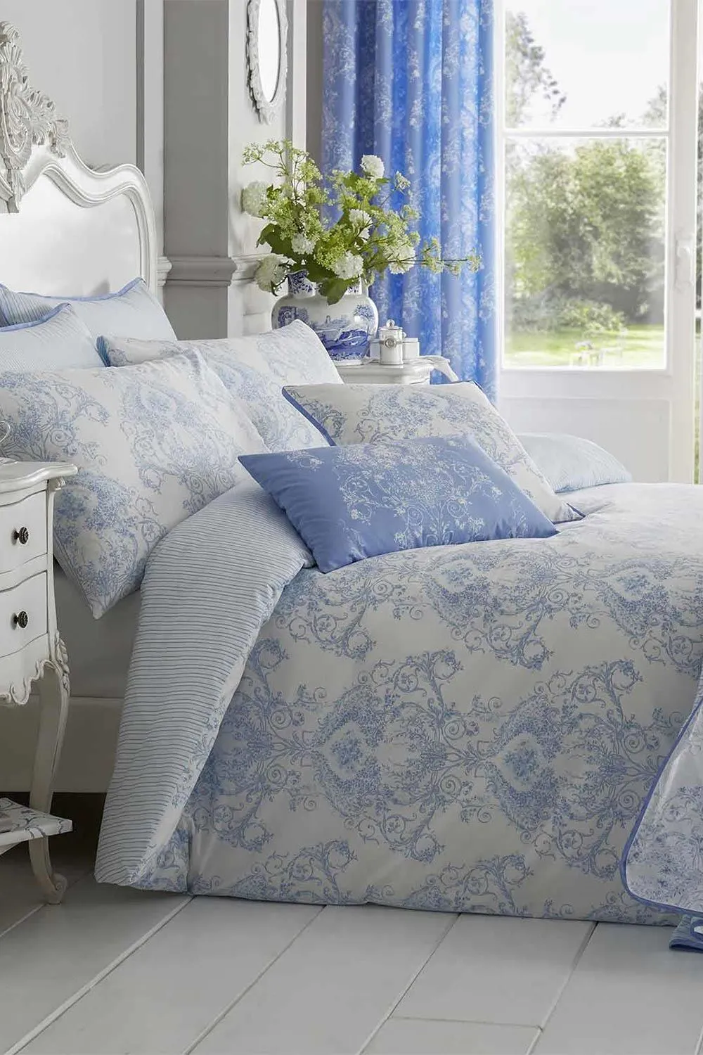 Homescapes French Toile Patterned Duvet Cover Set in Blue 1