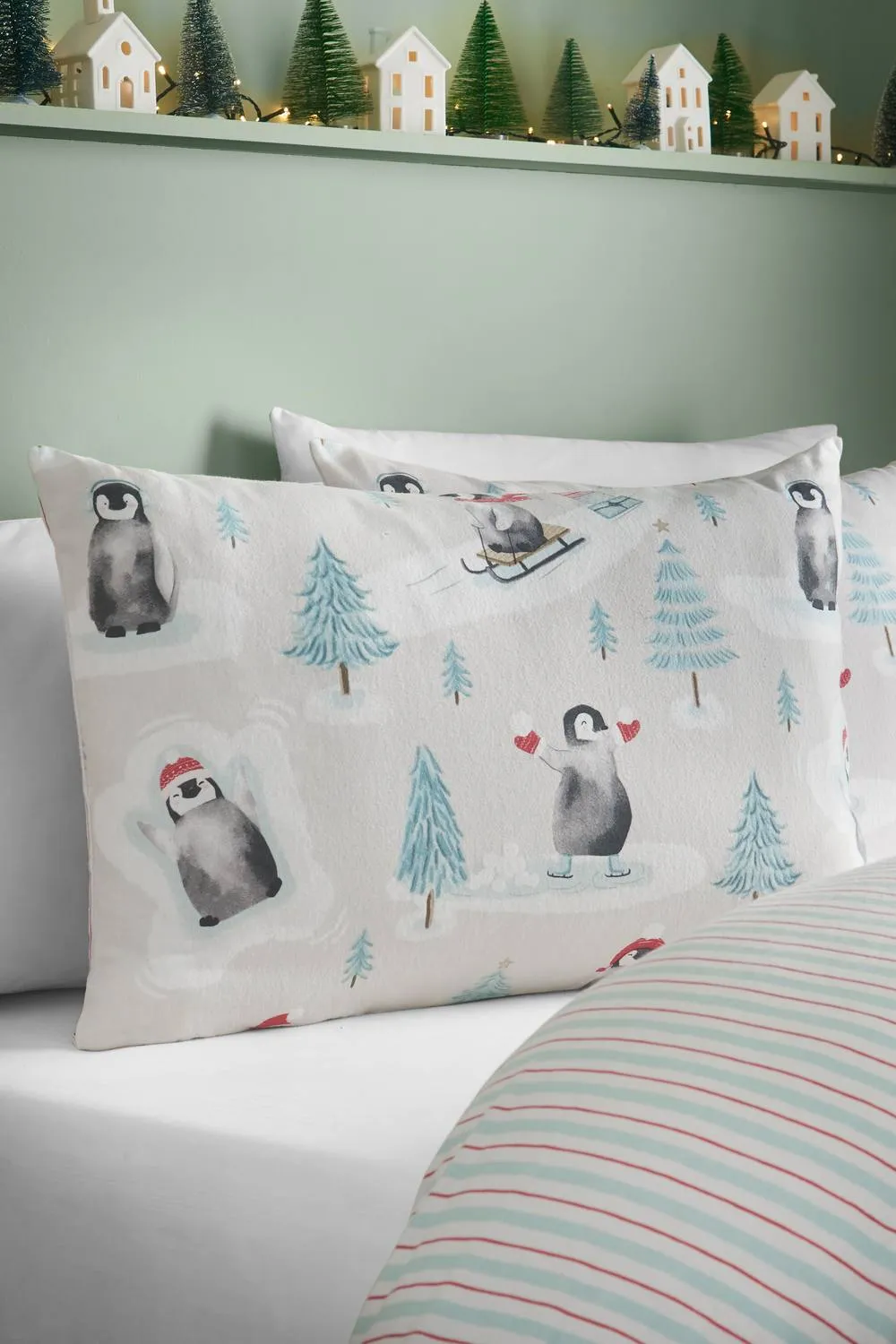 Catherine Lansfield Brushed Christmas Penguins Cotton Reversible Duvet Cover Set in Green 3