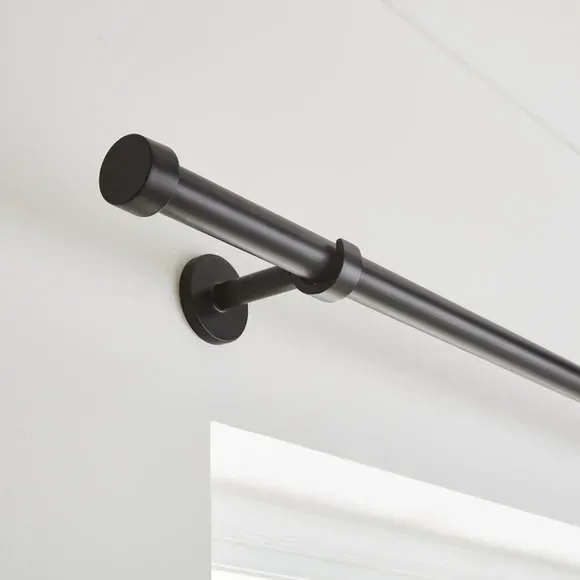 Trinity Extendable Metal Curtain Pole 1