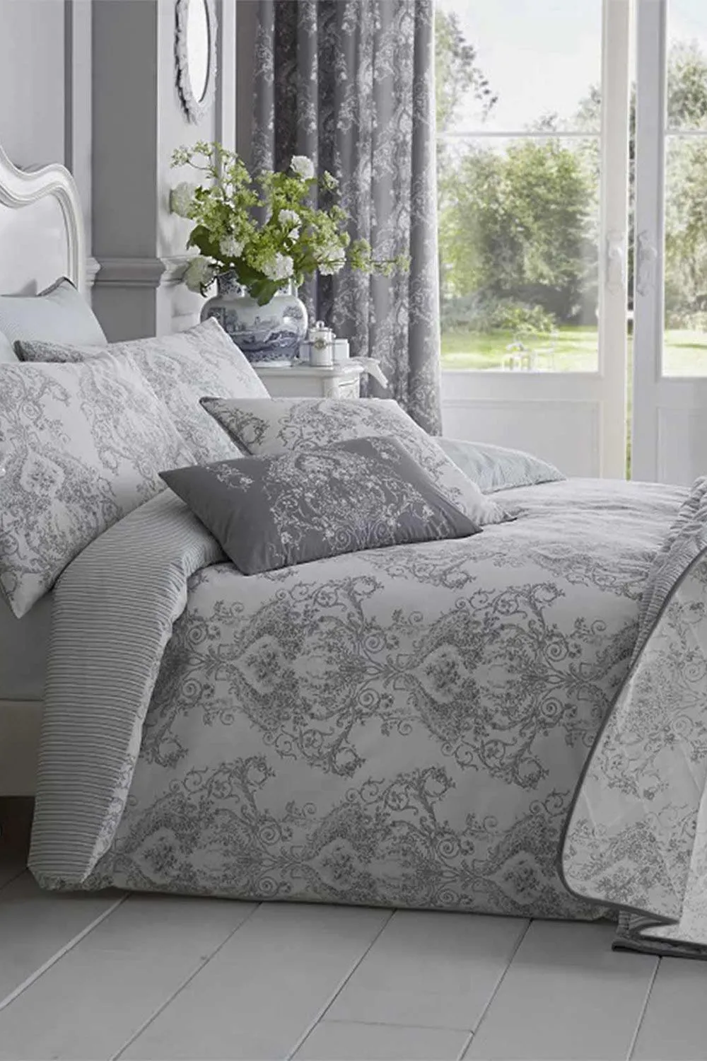 Homescapes French Toile Patterned Duvet Cover Set in Grey