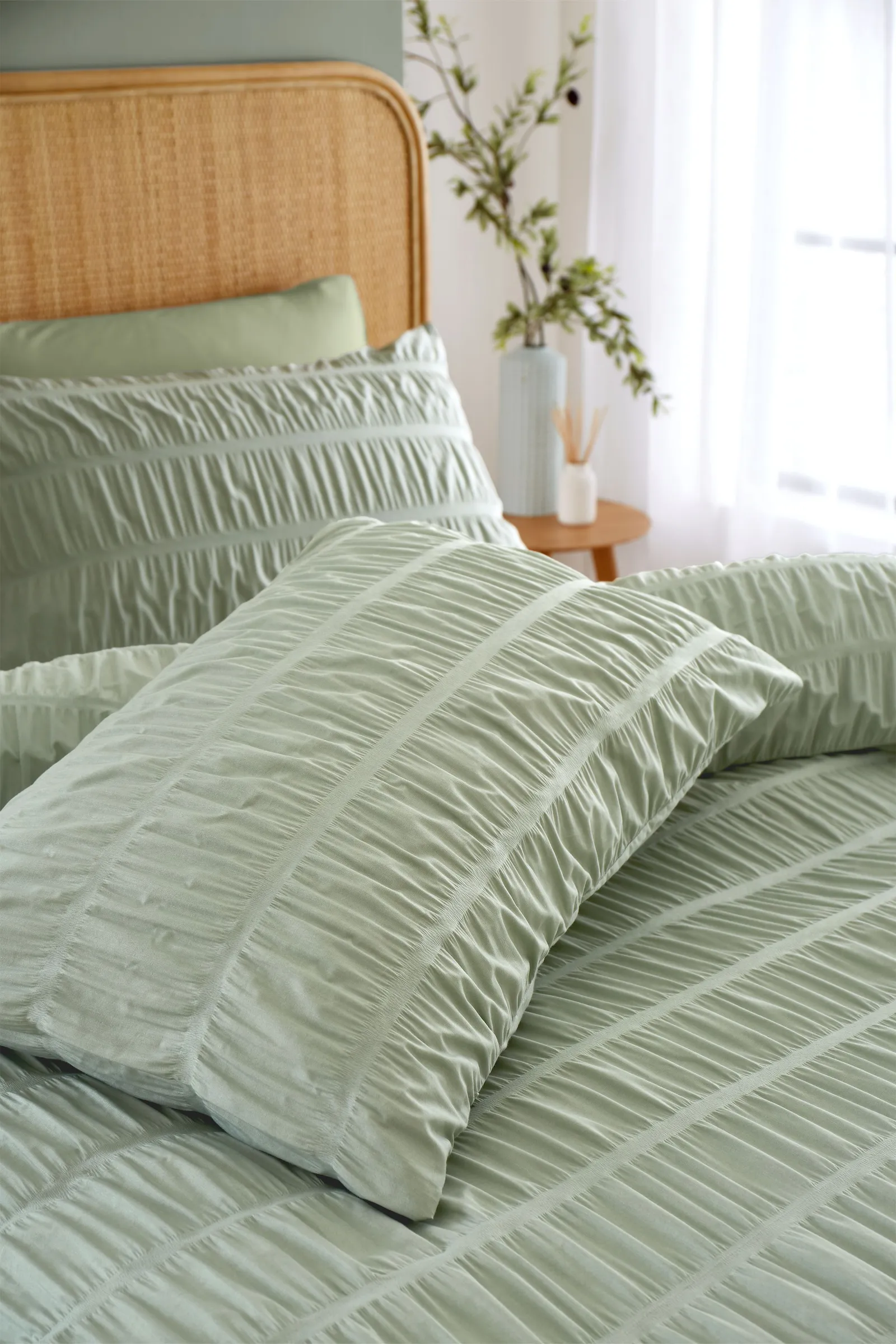 Catherine Lansfield Seersucker Duvet Cover & Pillowcase Set in Green 2