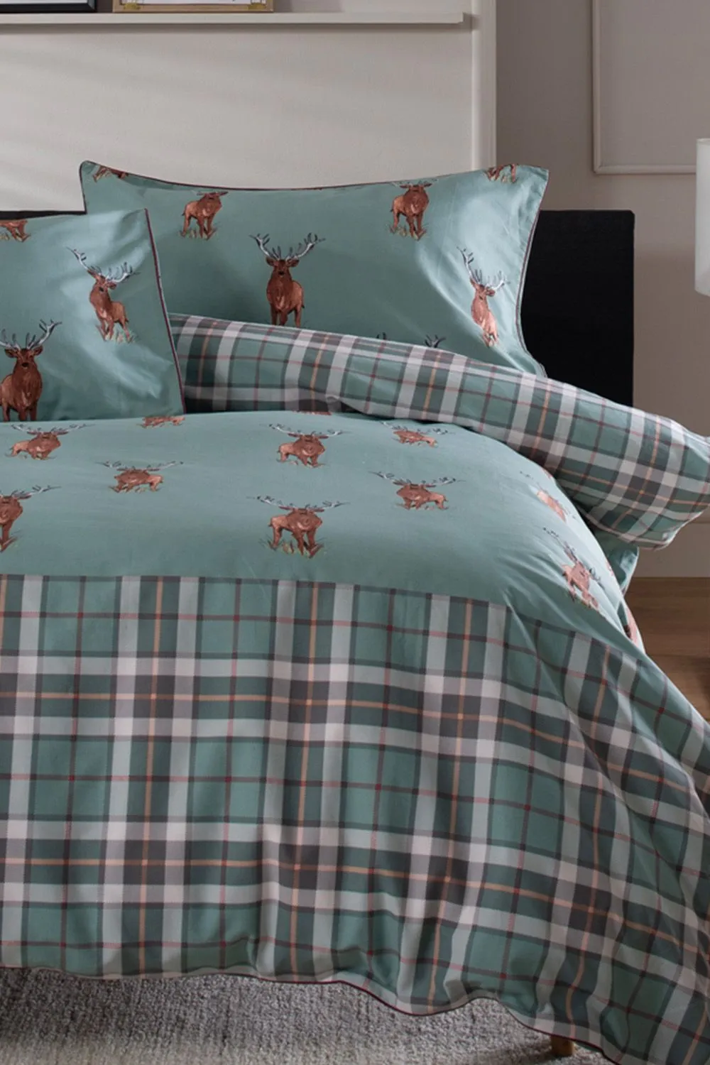 The Lyndon Company Highland Fell 100% Cotton Duvet Cover Set - Stag Print Bedding in Green 2
