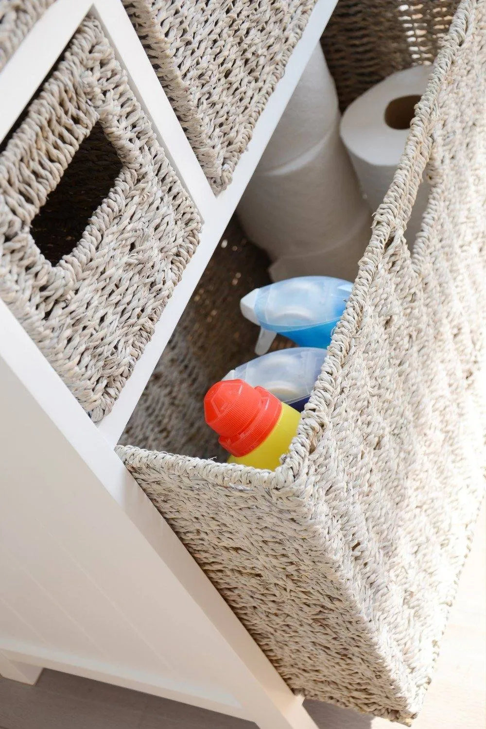 Statement Furniture Tetbury 5 Drawer Storage Unit- White with Whitewash Seagrass Baskets 2