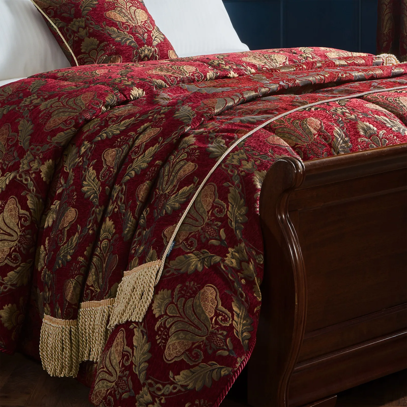 Paoletti Shiraz Traditional Floral Jacquard Throw in Burgundy