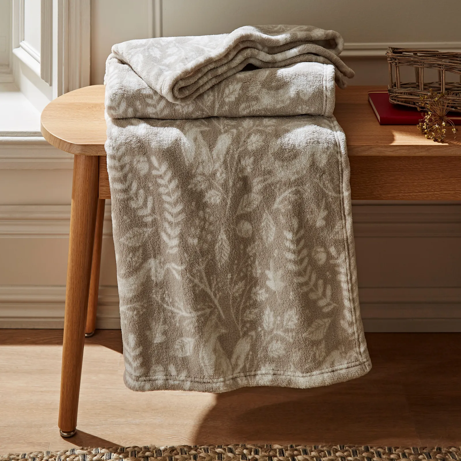 Fox and Hare Natural Fleece Throw Brown/White