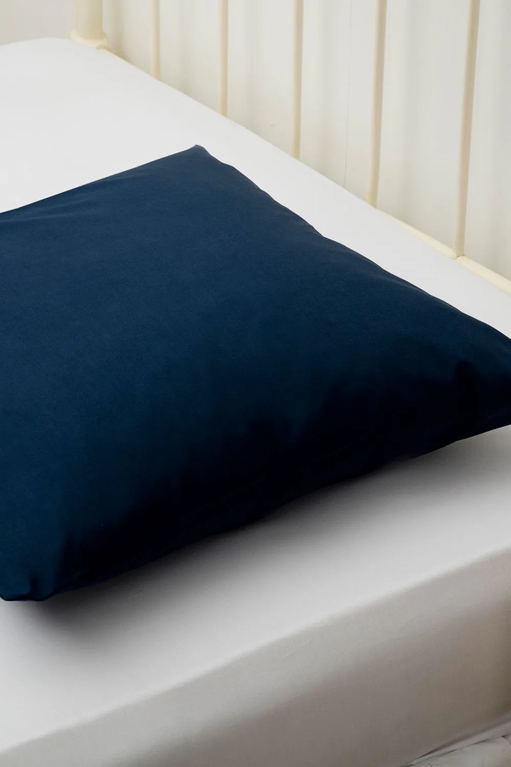 Belledorm Easy Care 200 Thread Count Cotton Polyester Percale Continental Pillowcase in Navy 2