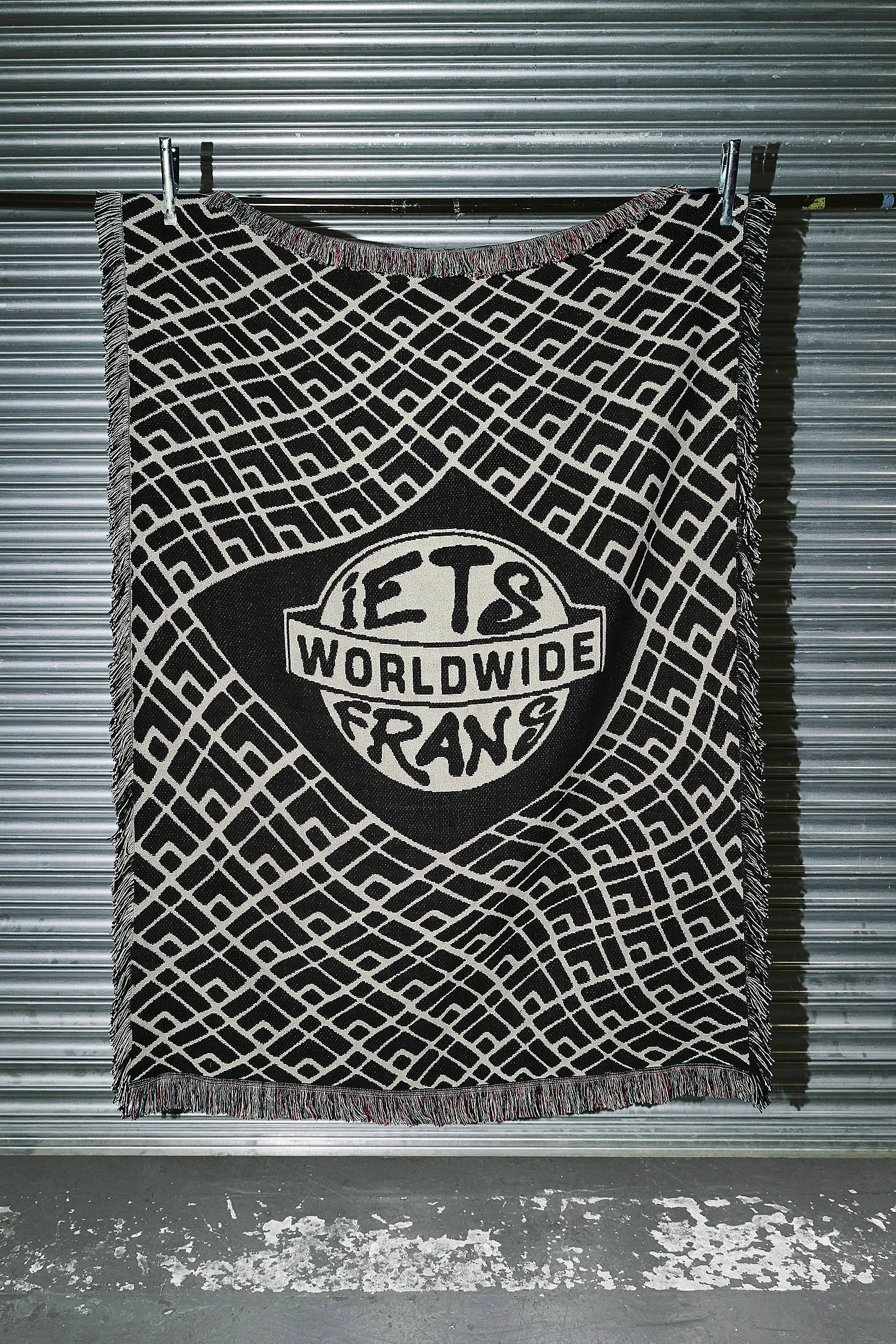 iets frans. Art Throw Blanket - Black/White ALL